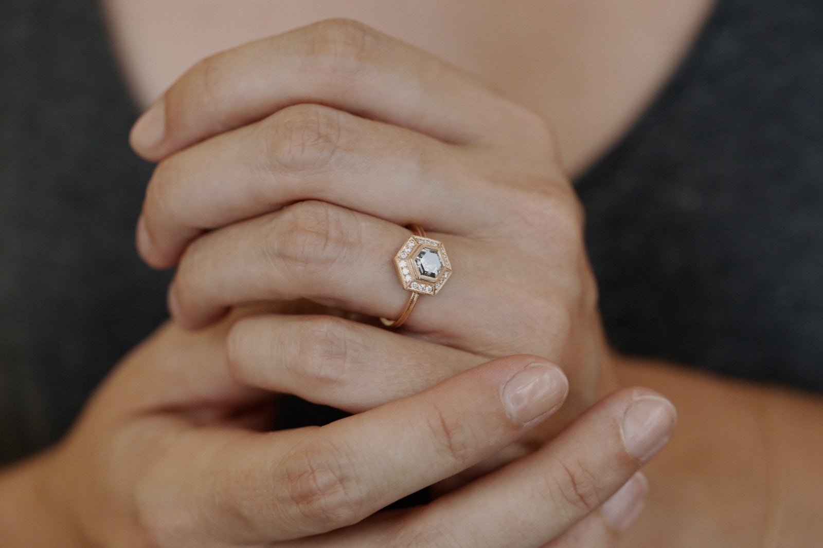 Pièce Unique n°9/2022, Bague Hexagonale Diamant Salt & Pepper