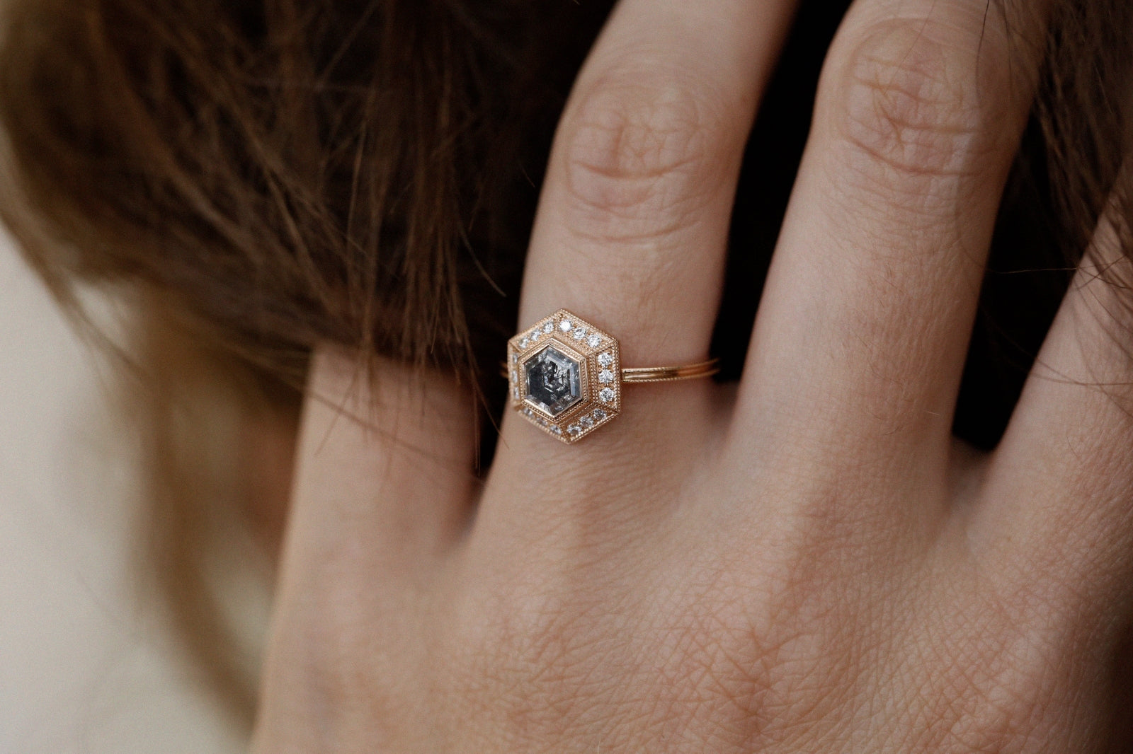 Pièce Unique n°9/2022, Bague Hexagonale Diamant Salt & Pepper