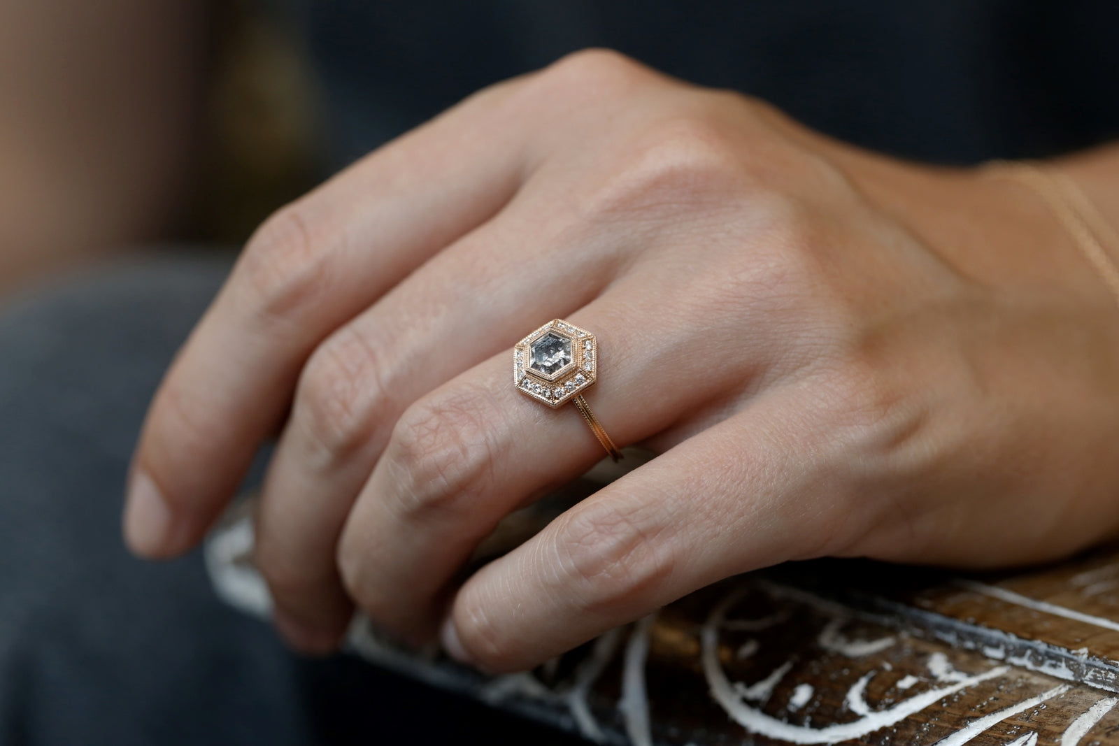 Pièce Unique n°9/2022, Bague Hexagonale Diamant Salt & Pepper