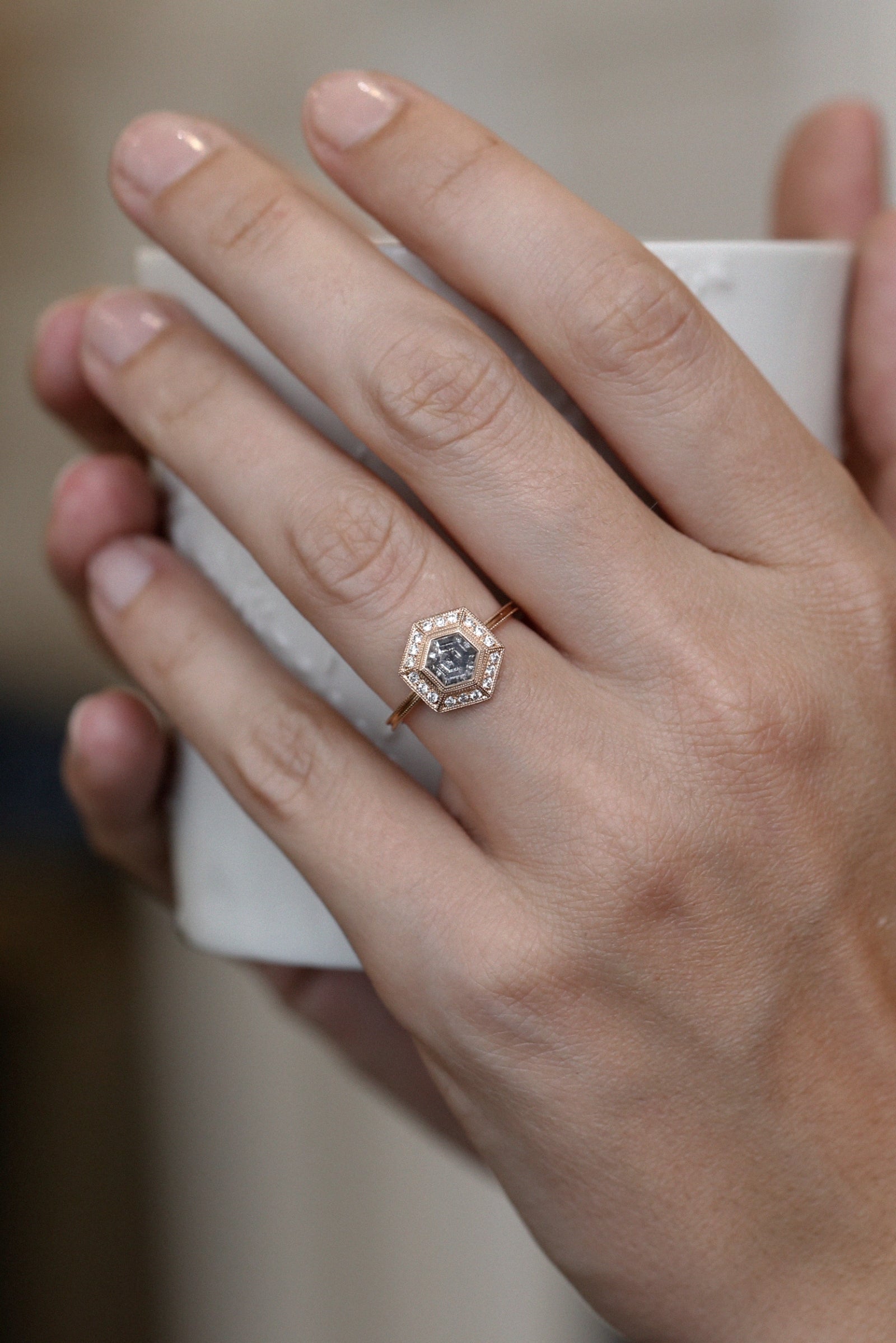 Pièce Unique n°9/2022, Bague Hexagonale Diamant Salt & Pepper
