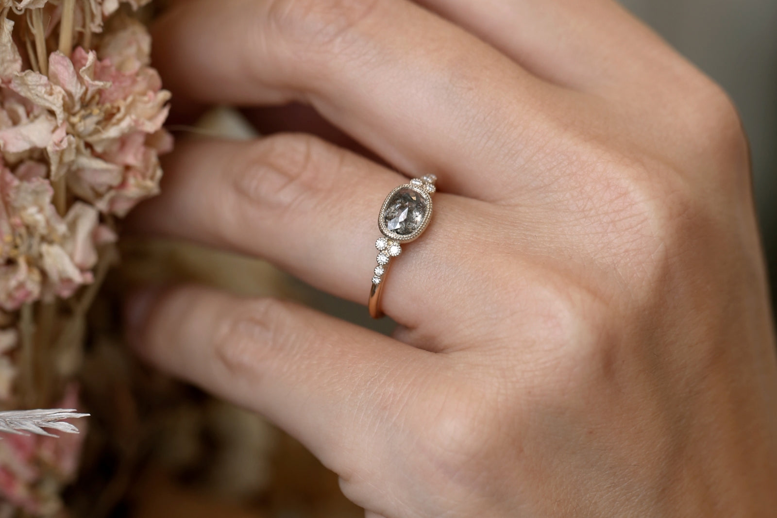 Pièce Unique n°11/2022, Bague Iris Diamant Salt & Pepper ovale