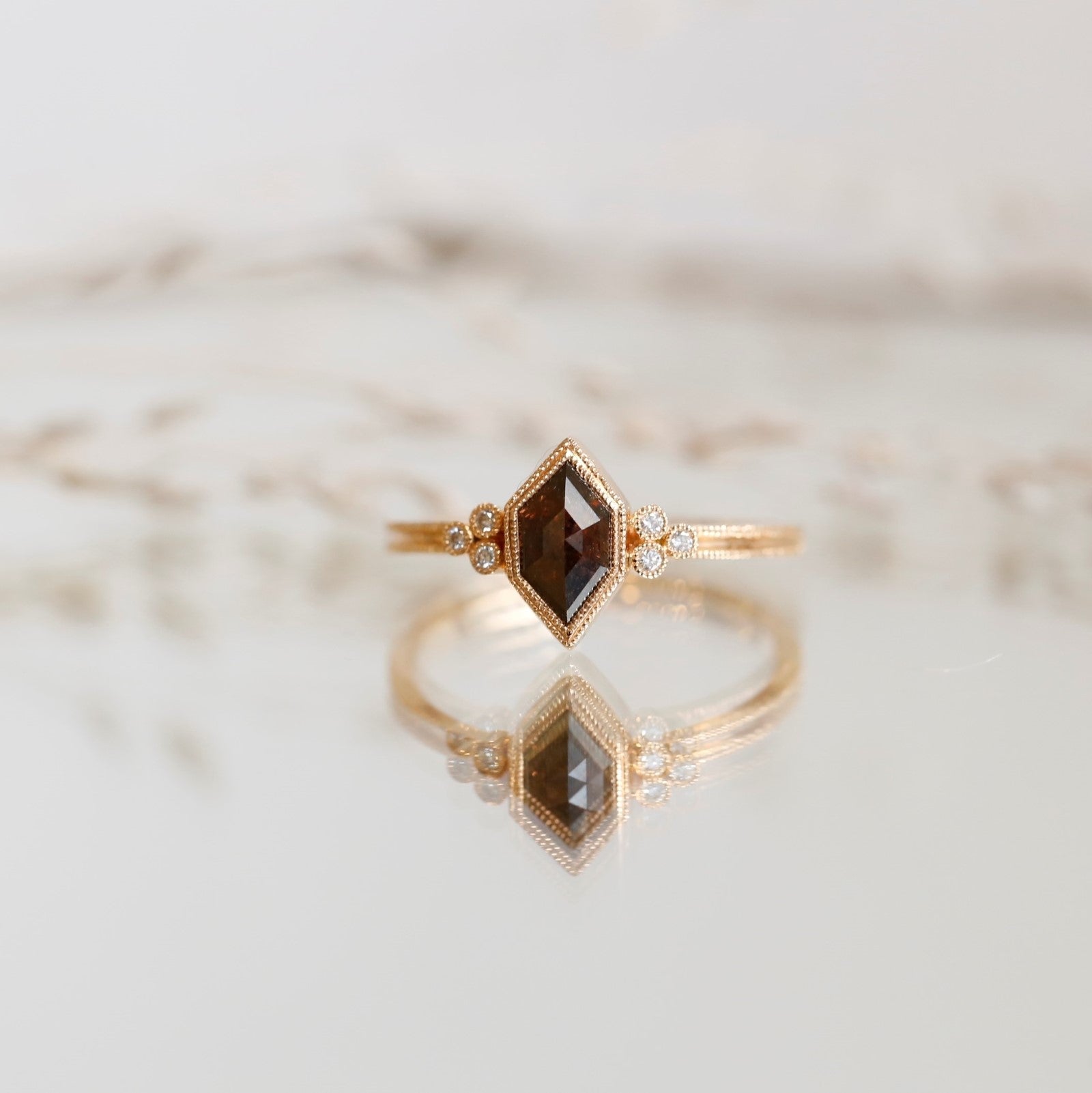 Bague Hexagonale Diamant brun, Pièce Unique