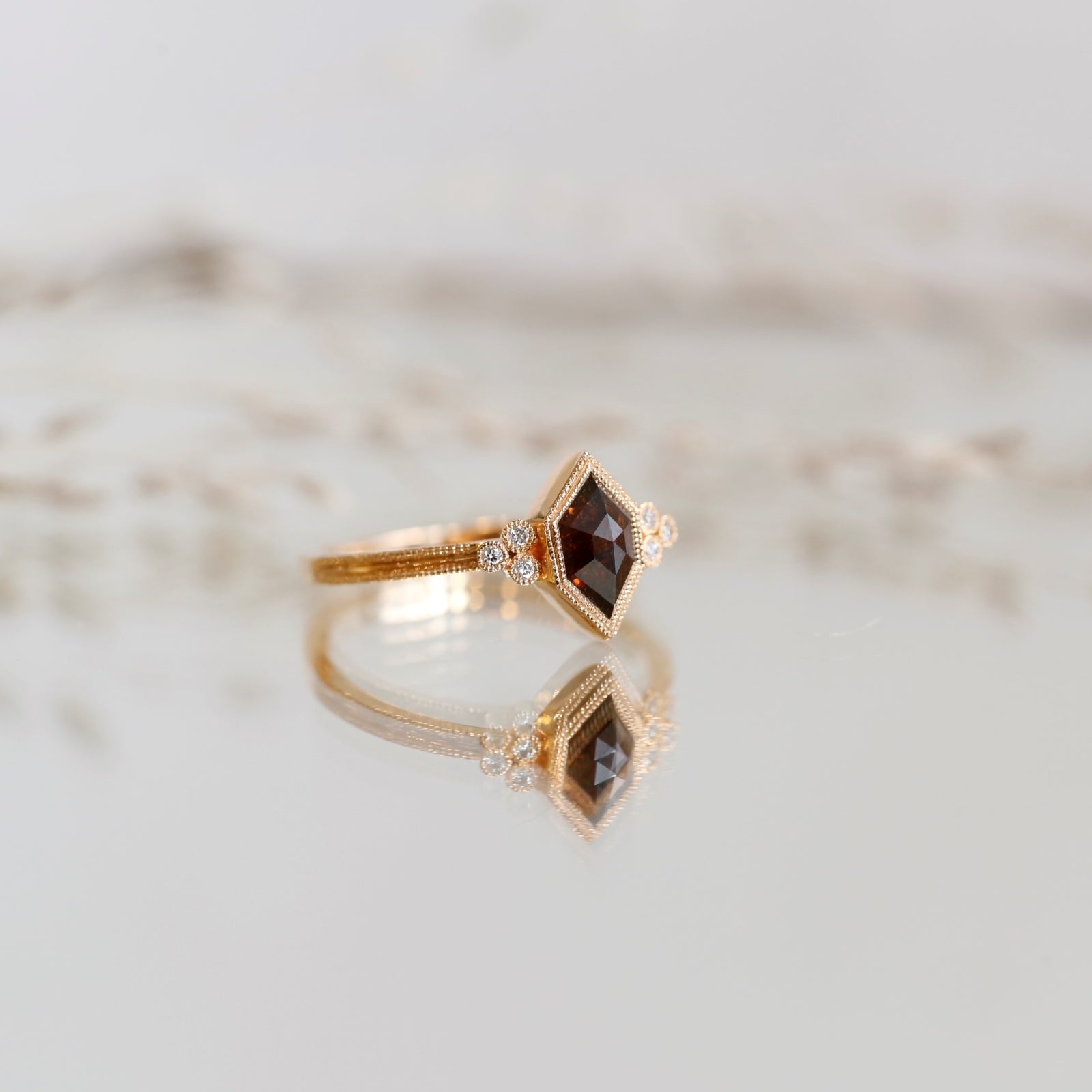 Bague Hexagonale Diamant brun, Pièce Unique