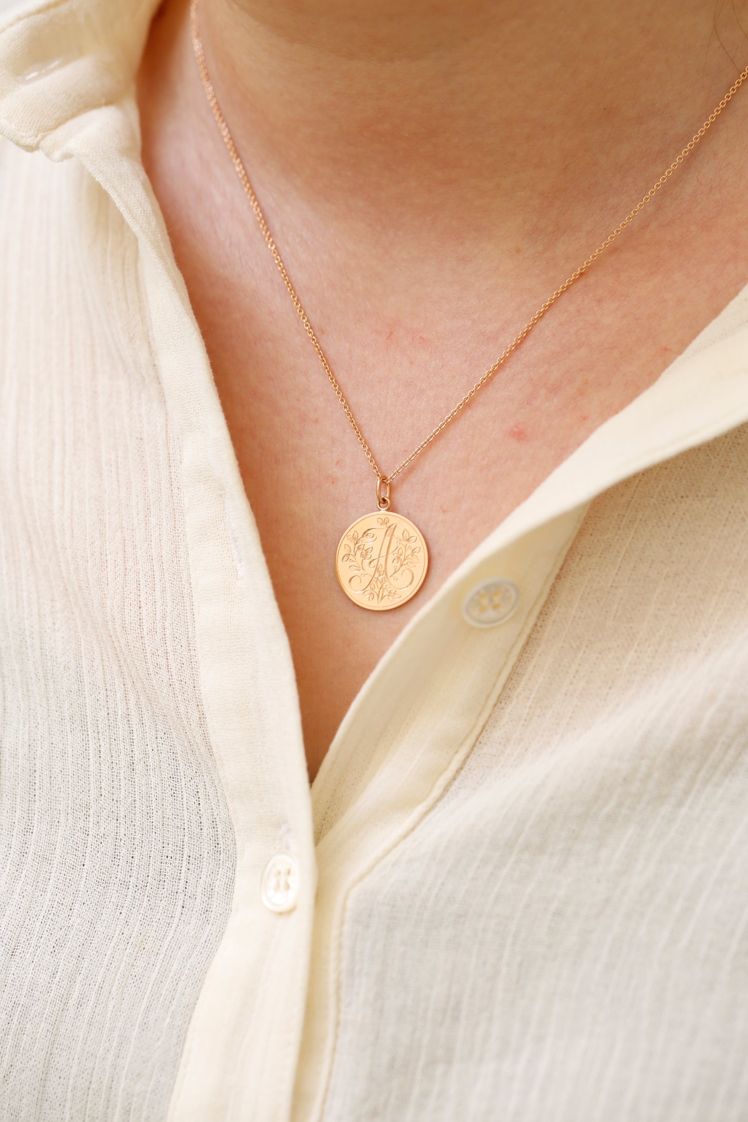 Médaille Feuillage initiale 1,8 cm