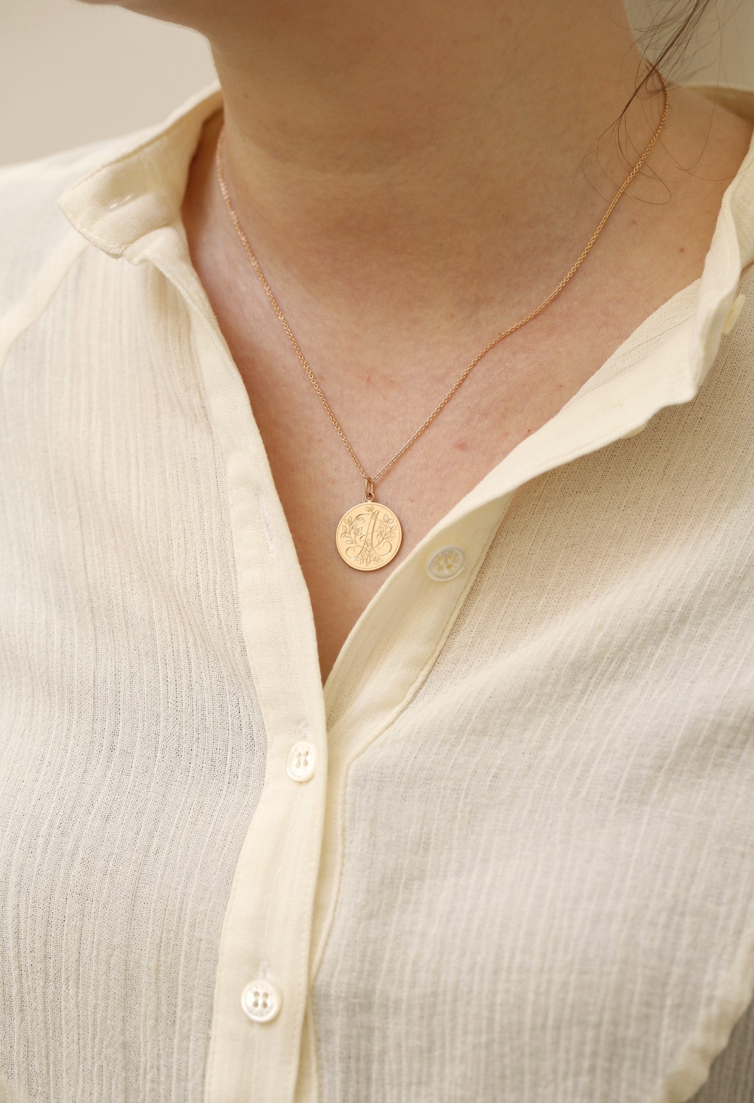 Médaille Feuillage initiale 1,8 cm