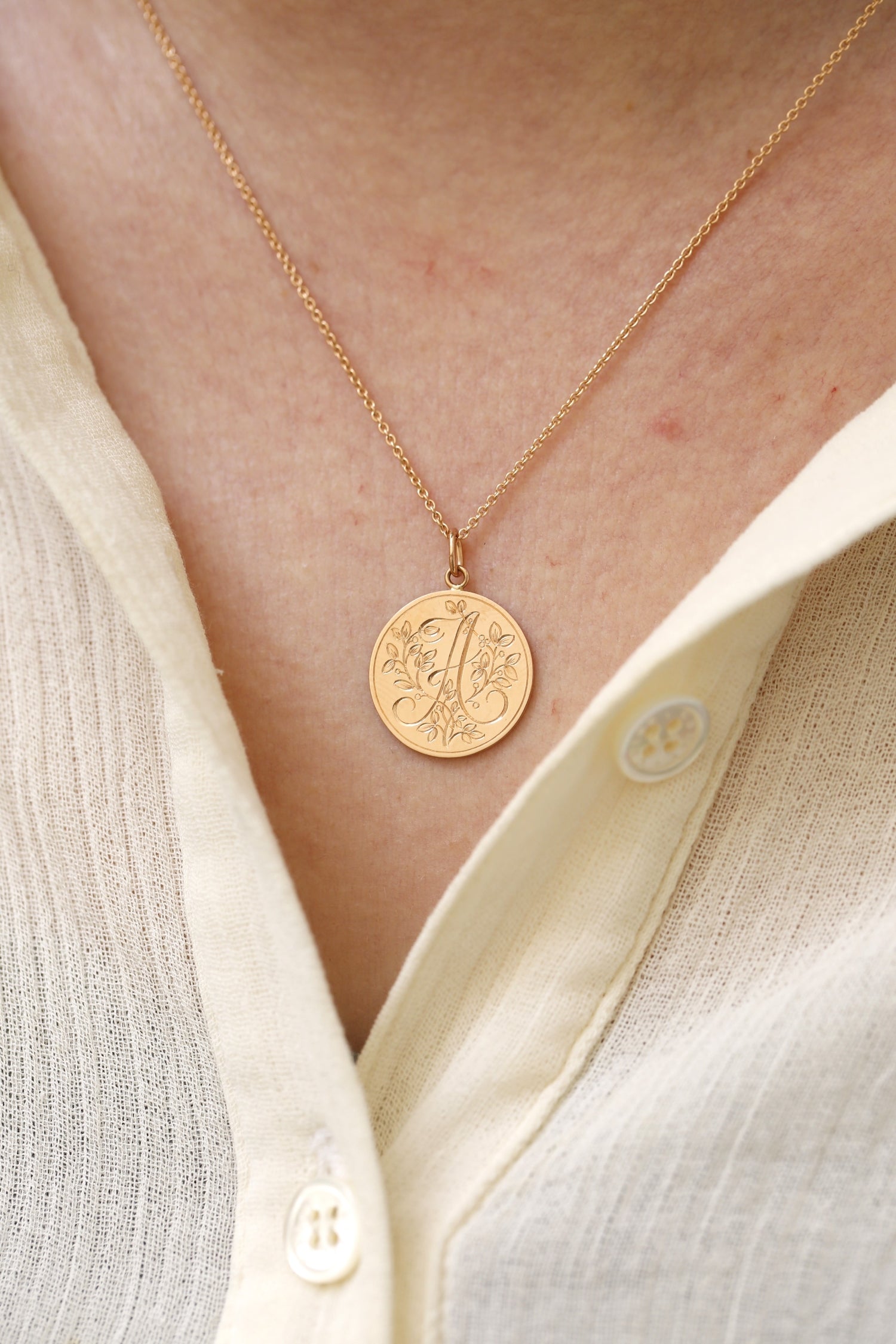 Médaille Feuillage initiale 1,8 cm