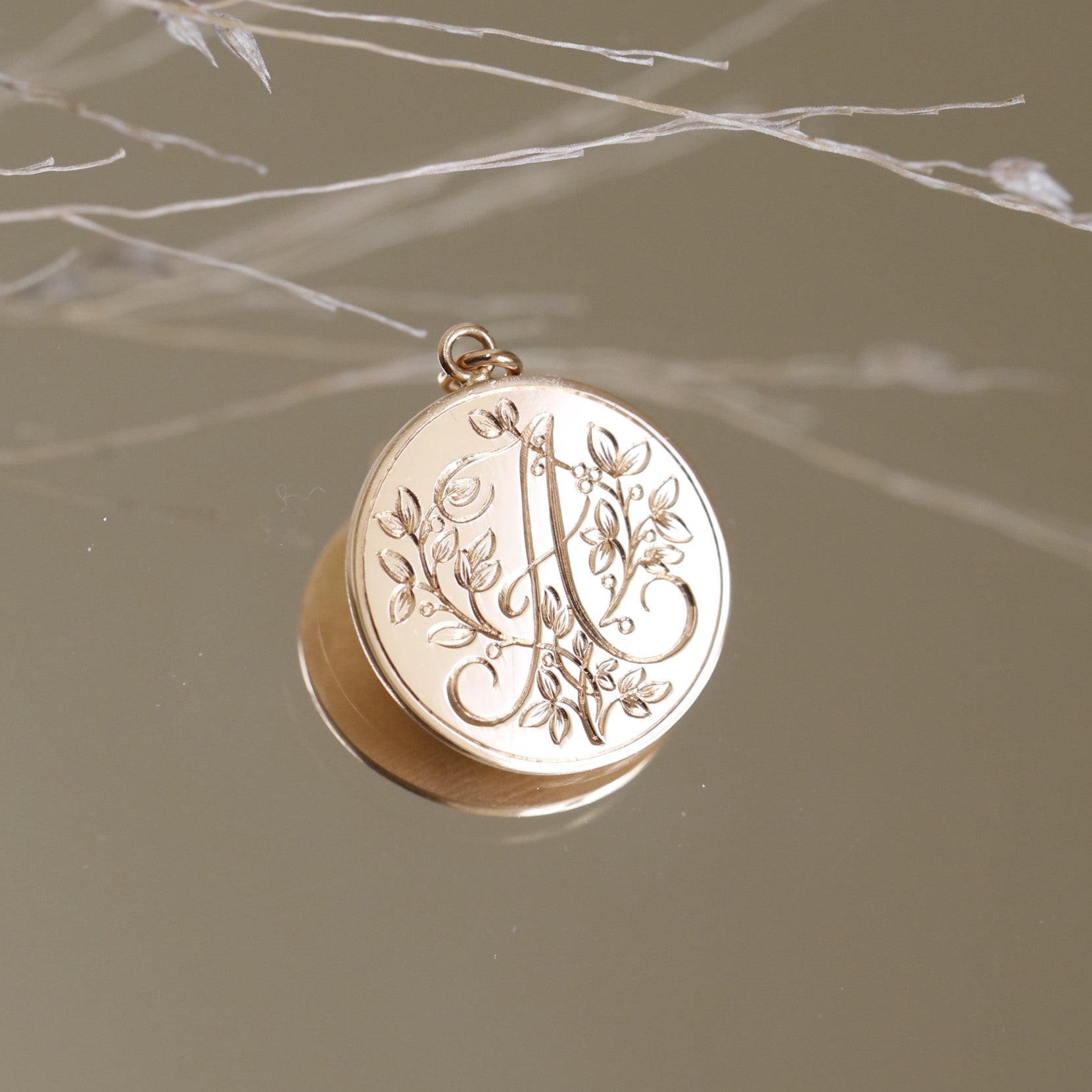 Médaille Feuillage initiale 1,8 cm