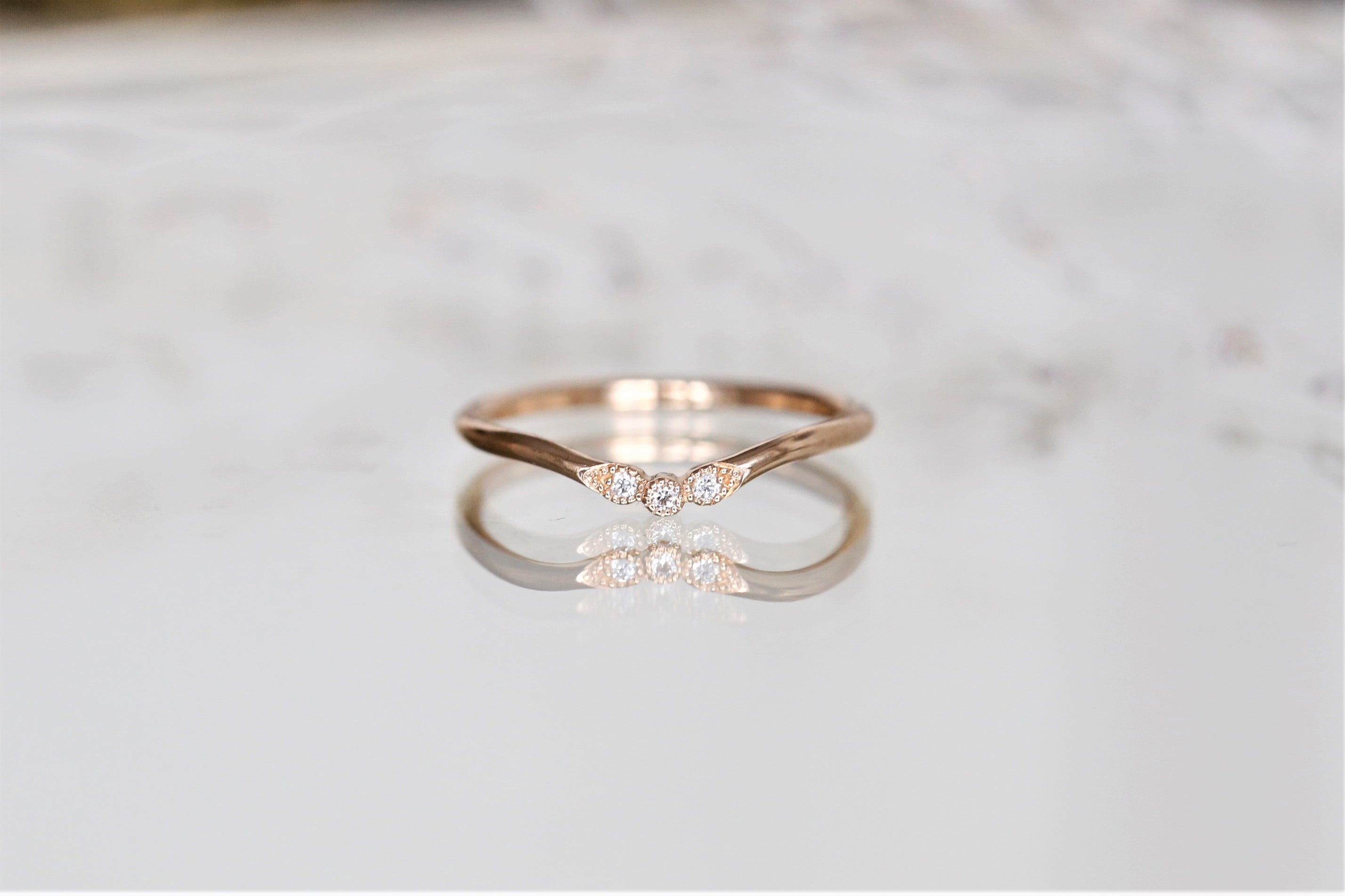 Alliance Flora 3 diamants Myrtille Beck, alliance incurvée en or rose et diamants blancs