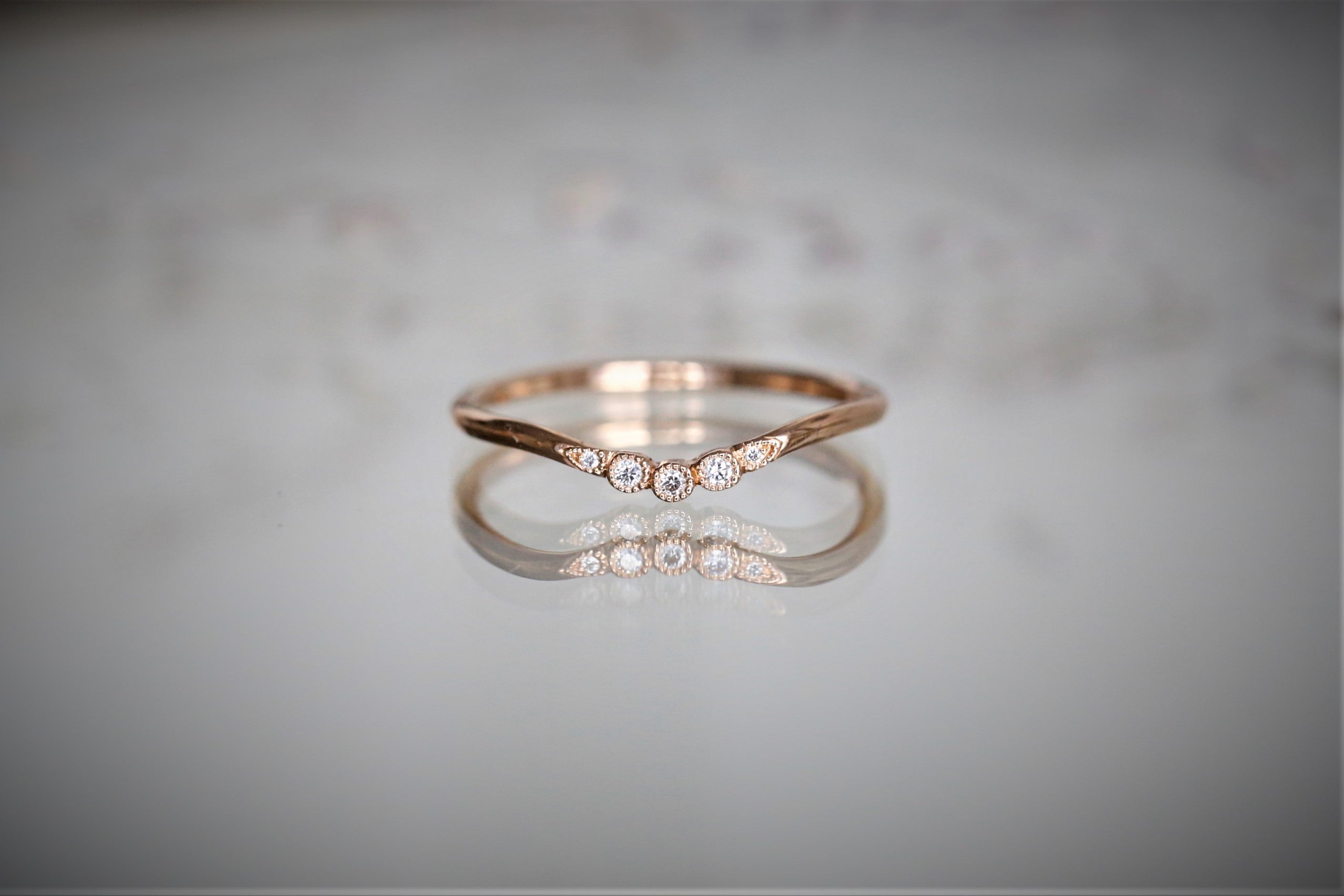Alliance Flora 5 diamants, alliance incurvée en or rose et diamants, Myrtille Beck