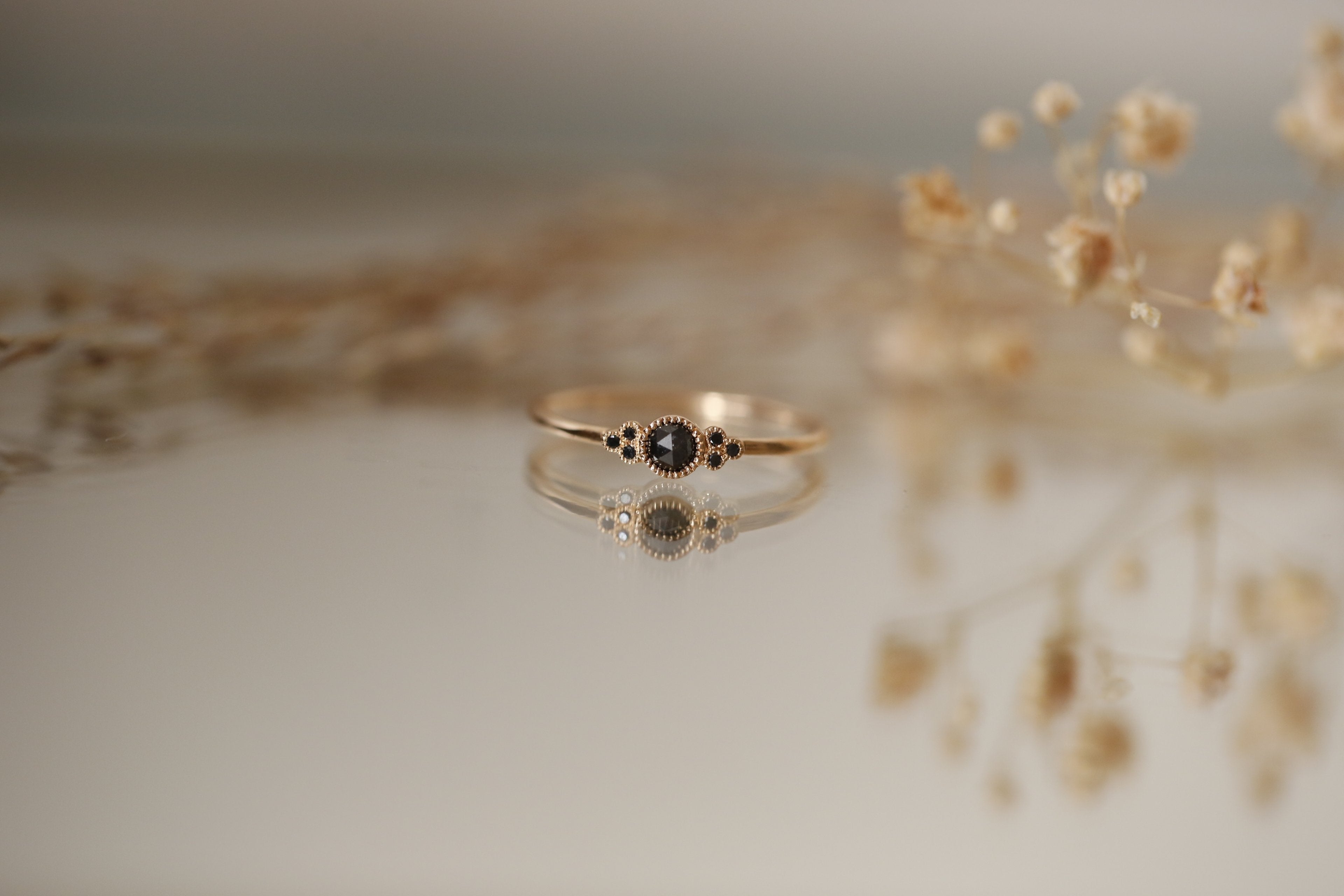 Bague Flora S diamants noirs, Myrtille Beck , bague de fiançailles de créateur, bague de fiançailles ancienne