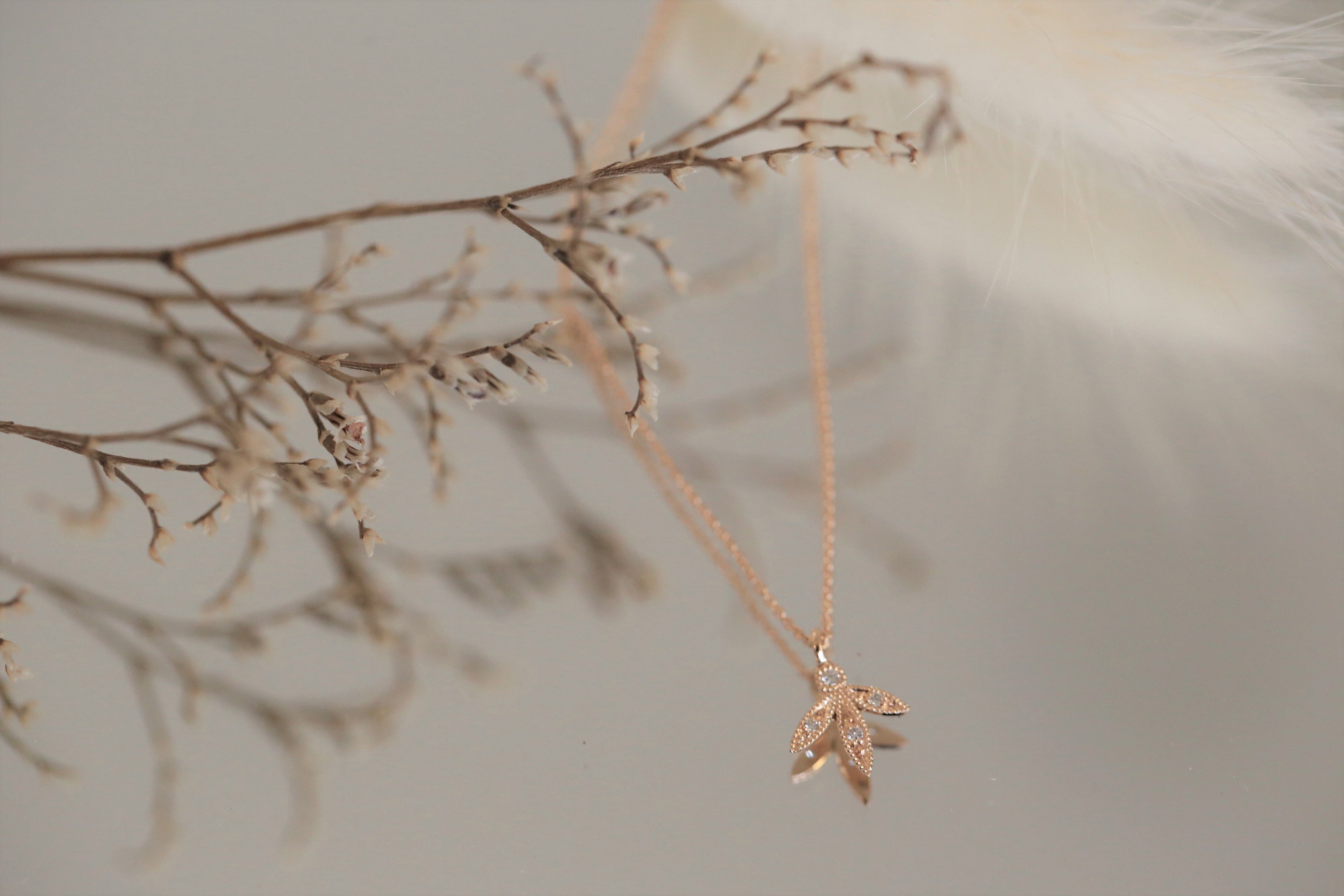 Collier Allegria Feuilles, Myrtille Beck, collier en or rose et diamants