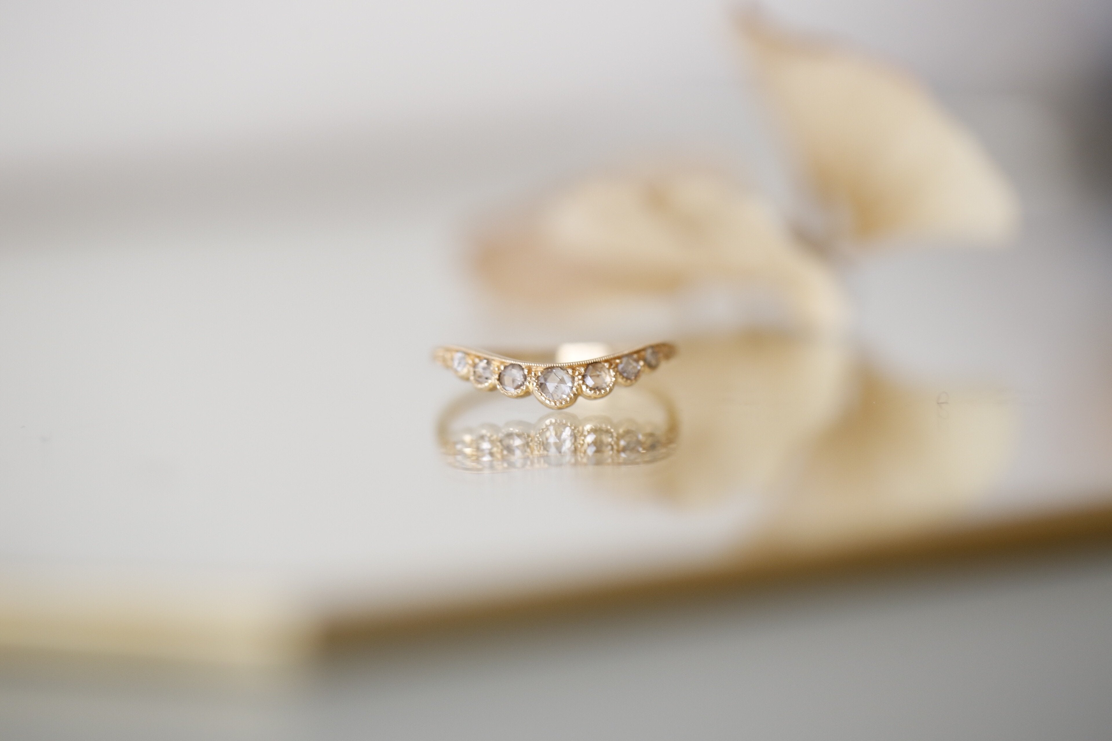 Bague Grand Diadème Myrtille Beck, diamants champagne, bague de fiançailles uniques, bague de fiançailles de créateur Paris