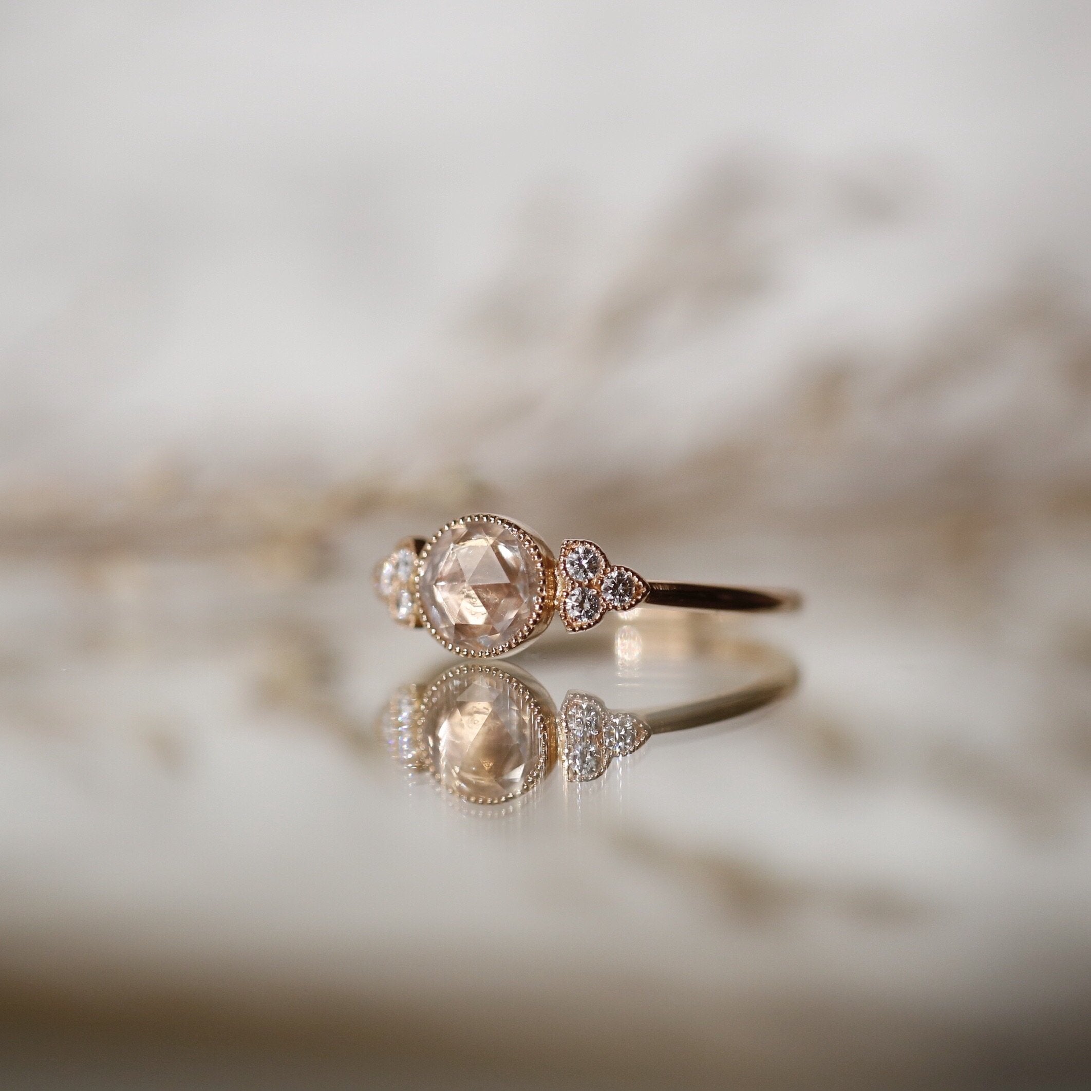 Bague - Bague Flora Or rose Saphir Blanc Diamants fond fermé, Myrtille Beck, bagues de fiançailles de créateurs, bague de fiançailles anciennes.