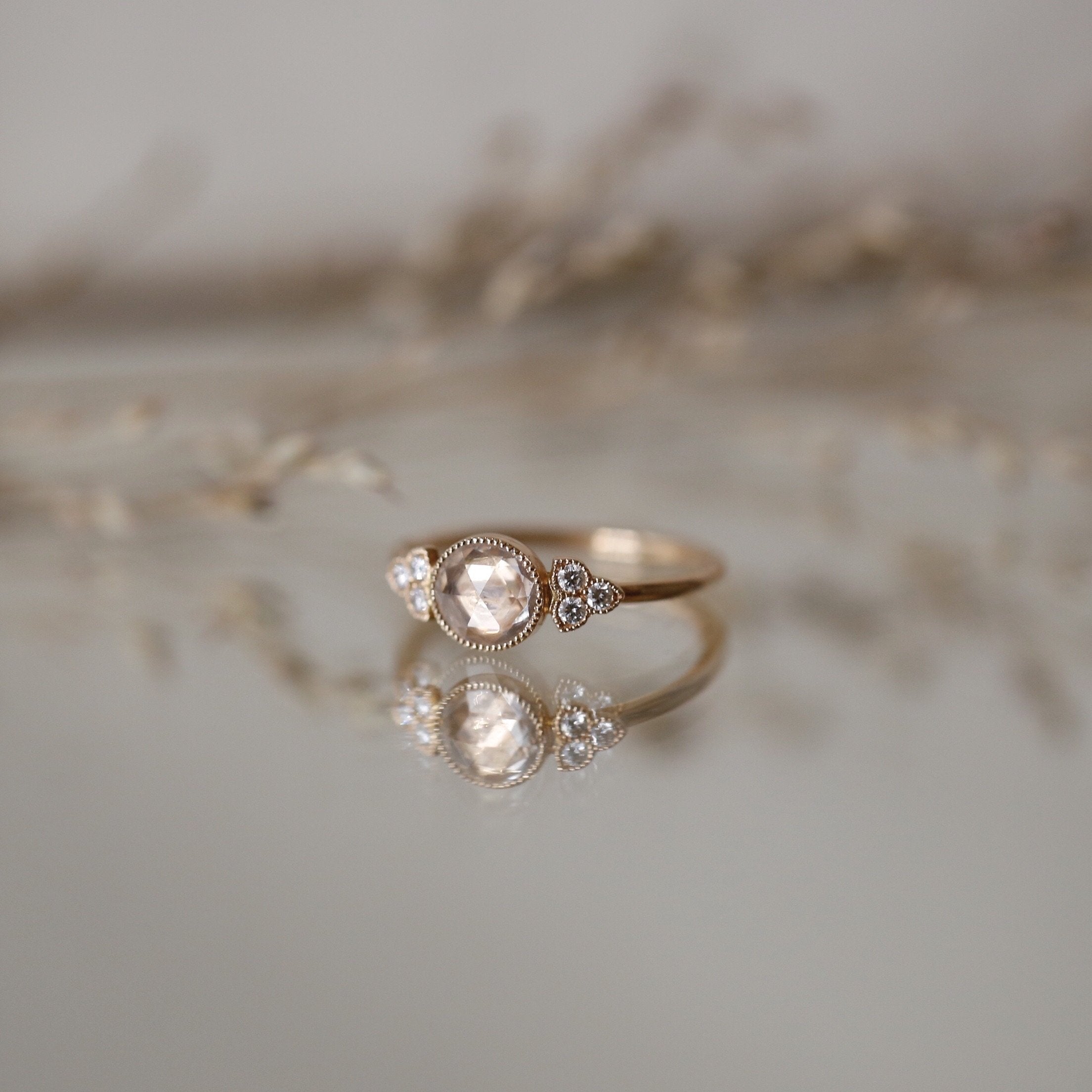 Bague - Bague Flora Or rose Saphir Blanc Diamants fond fermé, Myrtille Beck, bagues de fiançailles de créateurs, bague de fiançailles anciennes.