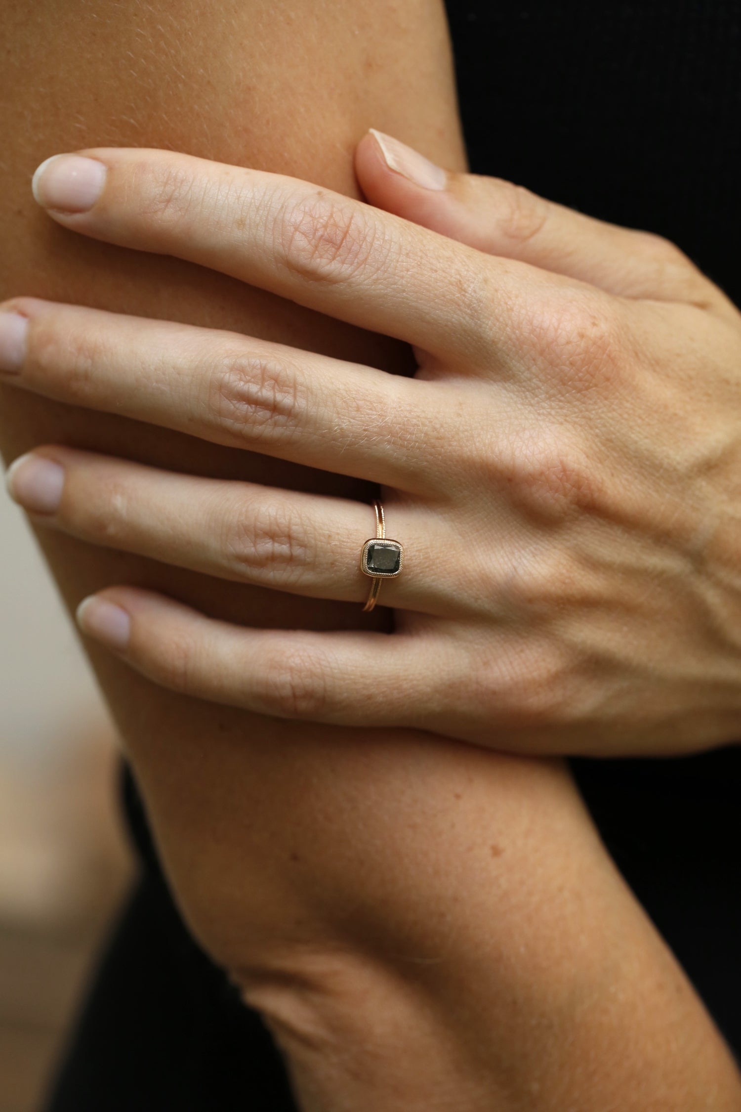 Pièce Unique Solitaire double milgrain cushion Salt & Pepper