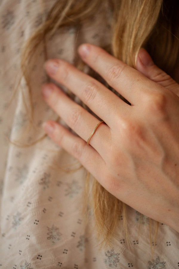 Wave Feuillage wedding band