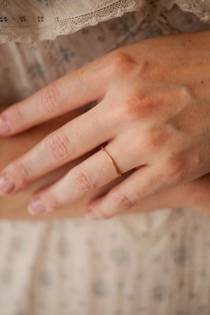 Wave Feuillage wedding band