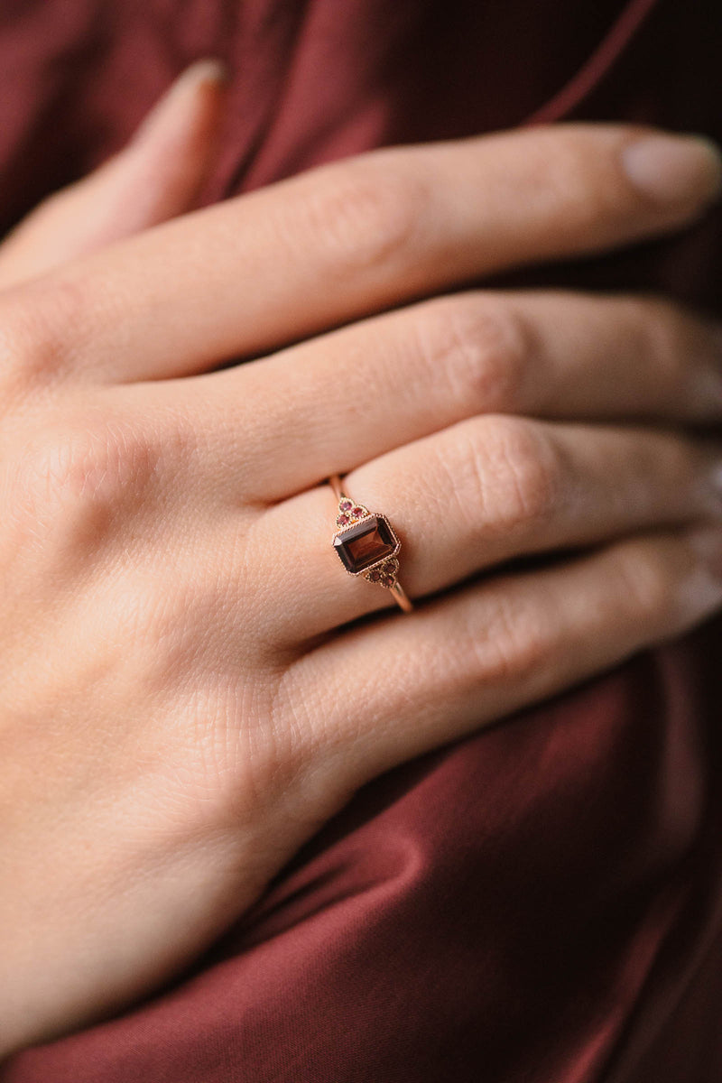 Orange-red sapphire engagement ring Myrtille Beck Paris