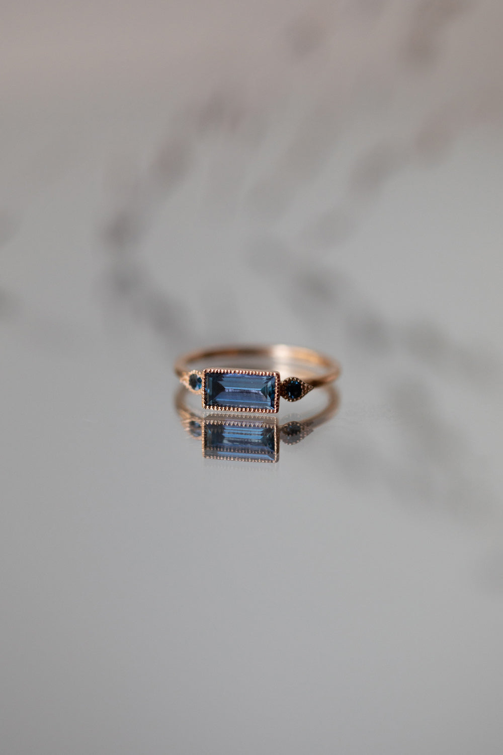 Designer jewelry: engagement ring. One-of-a-kind piece in gold and blue sapphire Myrtille Beck