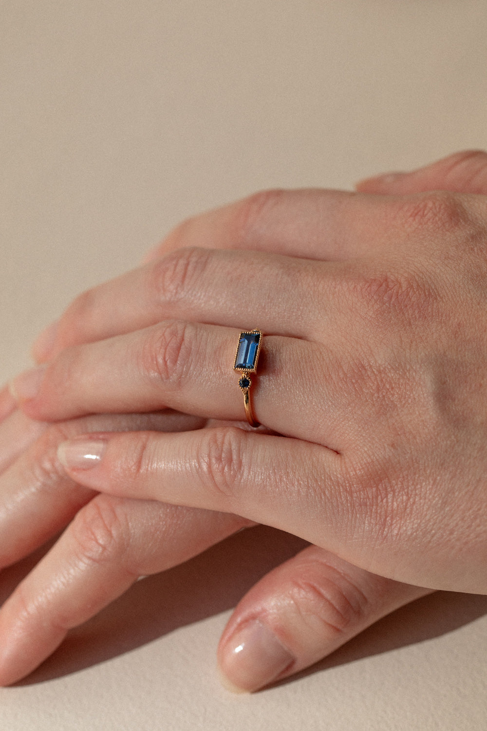Designer jewelry: engagement ring. One-of-a-kind piece in gold and blue sapphire Myrtille Beck