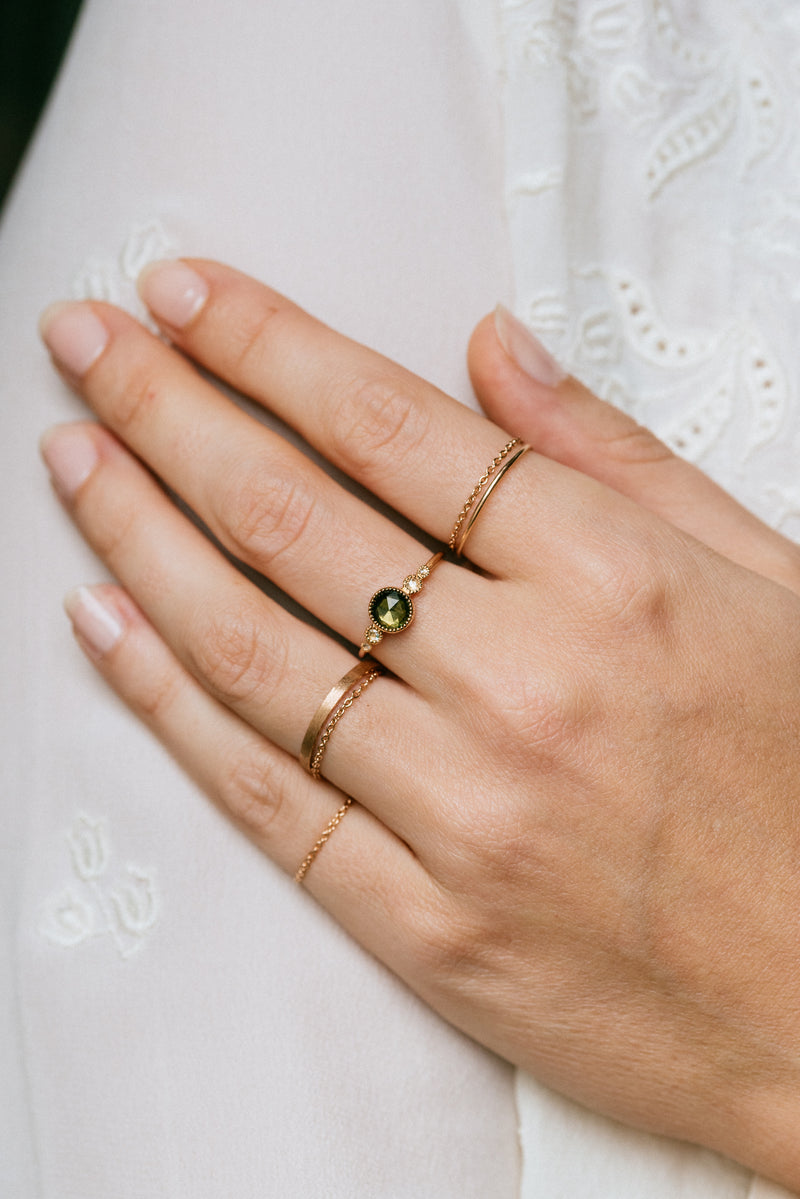 18kt gold chain ring -Magic chain Myrtille Beck- fine gold ring- green sapphire ring- fine gold ring