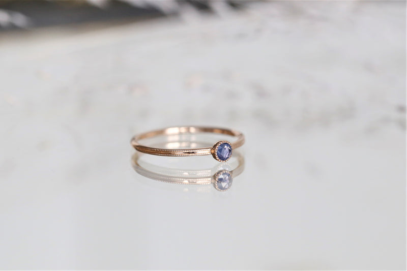 Solitaire Double milgrain S blue sapphire, Myrtille Beck, Solitaire in rose gold and and blue sapphire rosecut 3mm