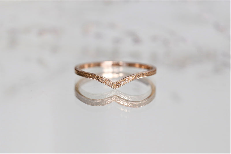 wedding band Jasmine feuillage, Myrtille Beck, wedding band in gold engraved with foliage. wedding band curved