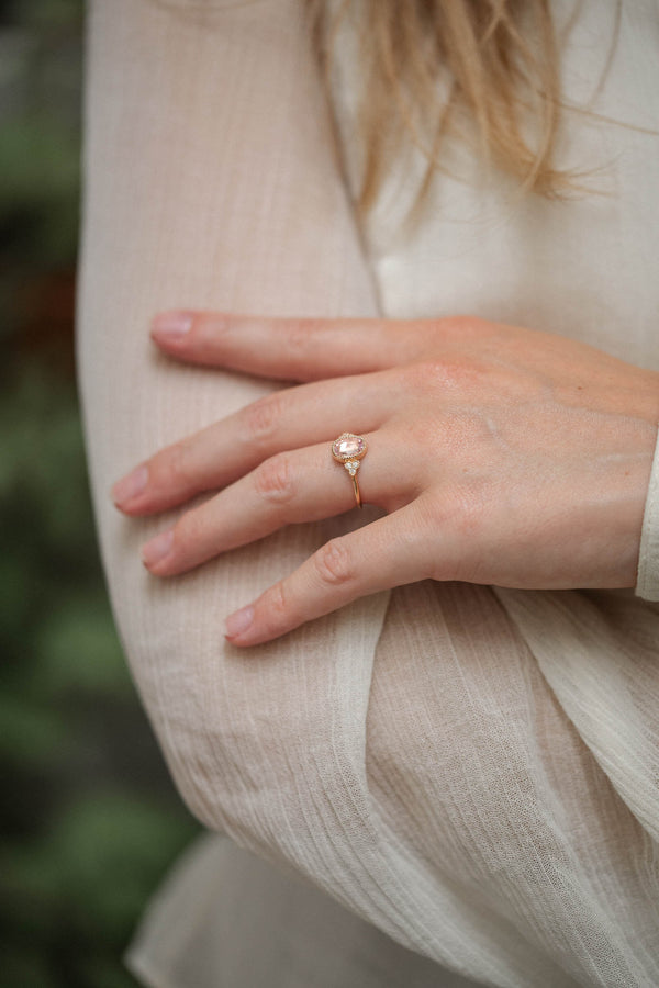 Bague de fiançailles de créateur en or rose et saphir rose rosecut ovale Myrtille Beck Paris