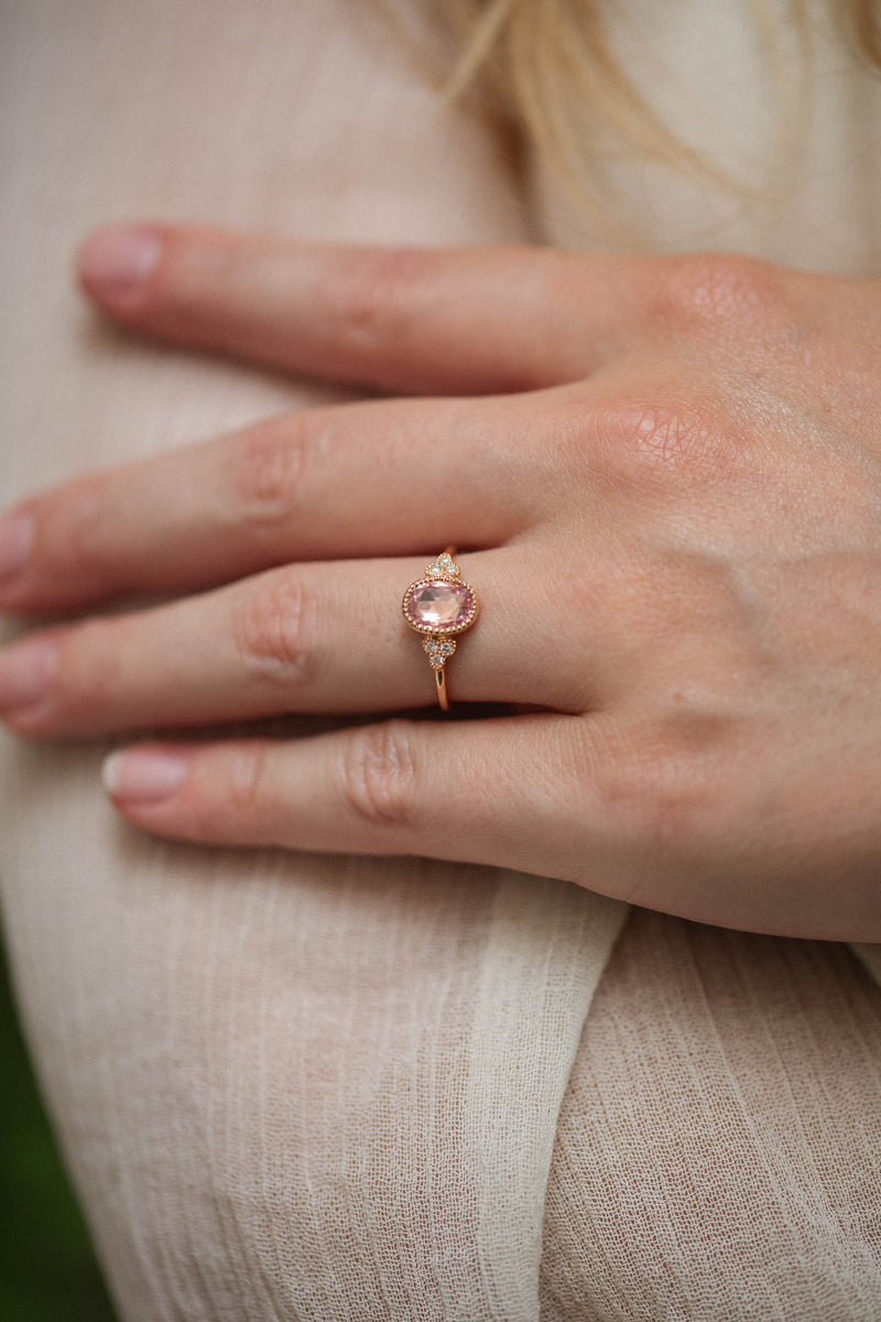 Bague de fiançailles de créateur en or rose et saphir rose rosecut ovale Myrtille Beck Paris