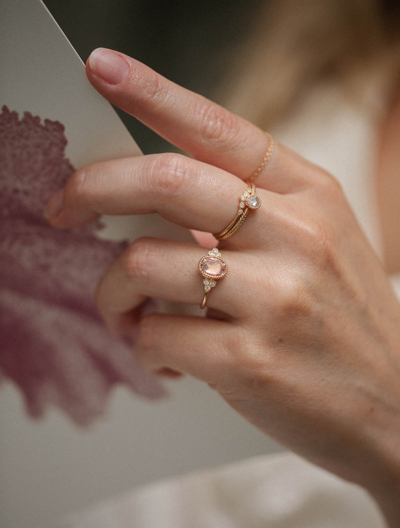 Bague de fiançailles de créateur en or rose et saphir rose rosecut ovale Myrtille Beck Paris
