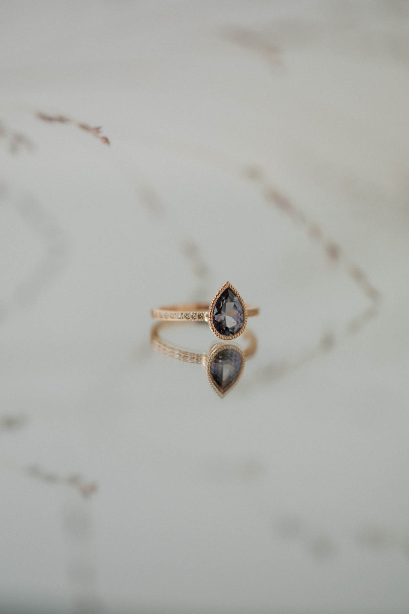 Bague de fiançailles de créateur Pièce unique Juliette saphir Umba mauve poire Myrtille Beck Paris