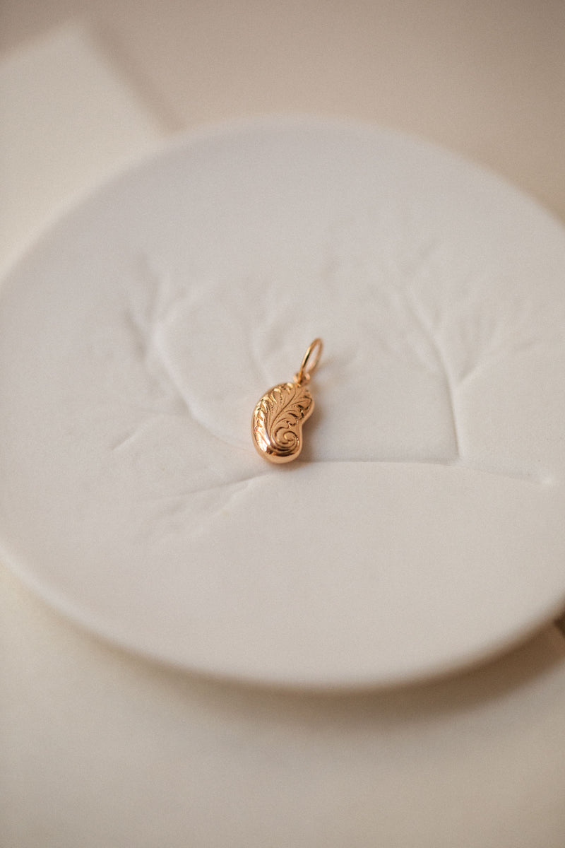 Bijou de créateur symbolique pendentif en or Myrtille Beck Paris