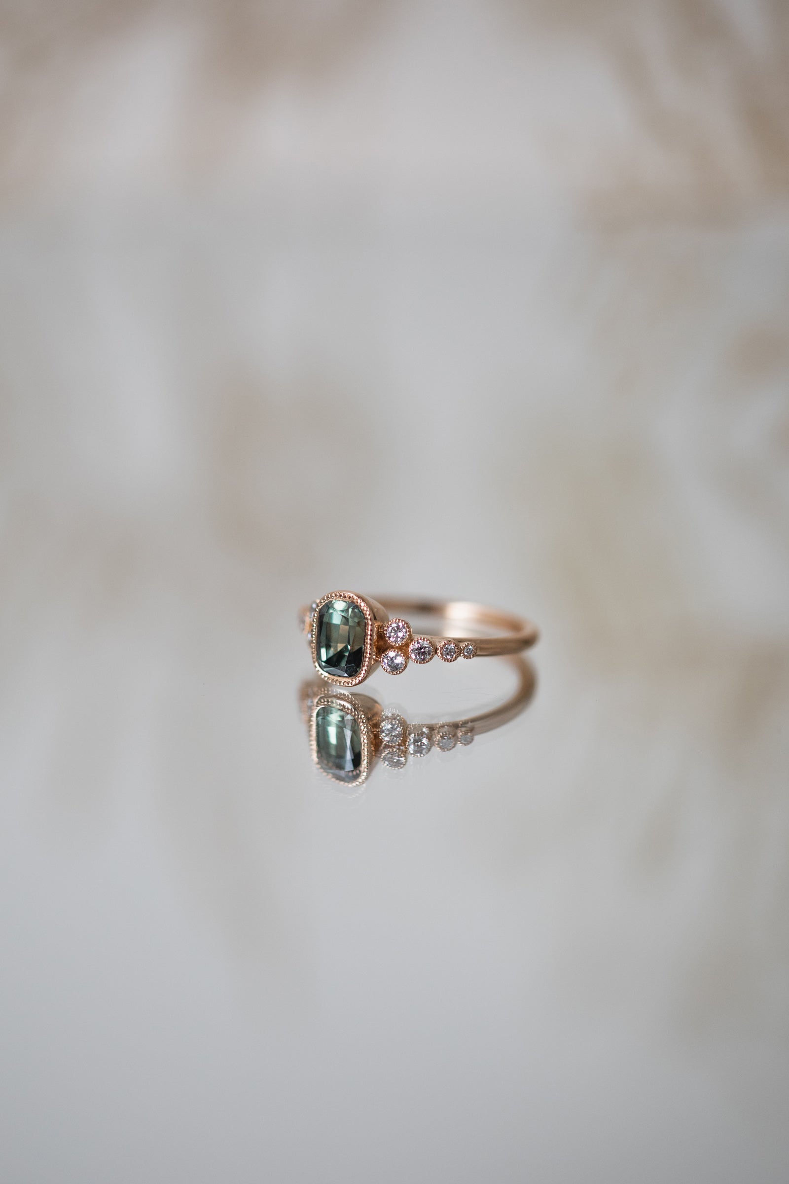 Bague de fiançailles de créateur Pièce unique en or rose et saphir Umba naturel vert kaki et diamant blancs