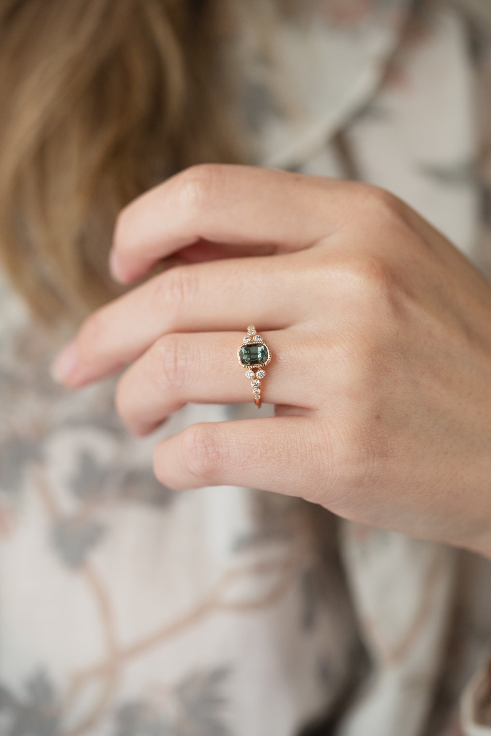 Bague de fiançailles de créateur Pièce unique en or rose et saphir Umba naturel vert kaki et diamant blancs