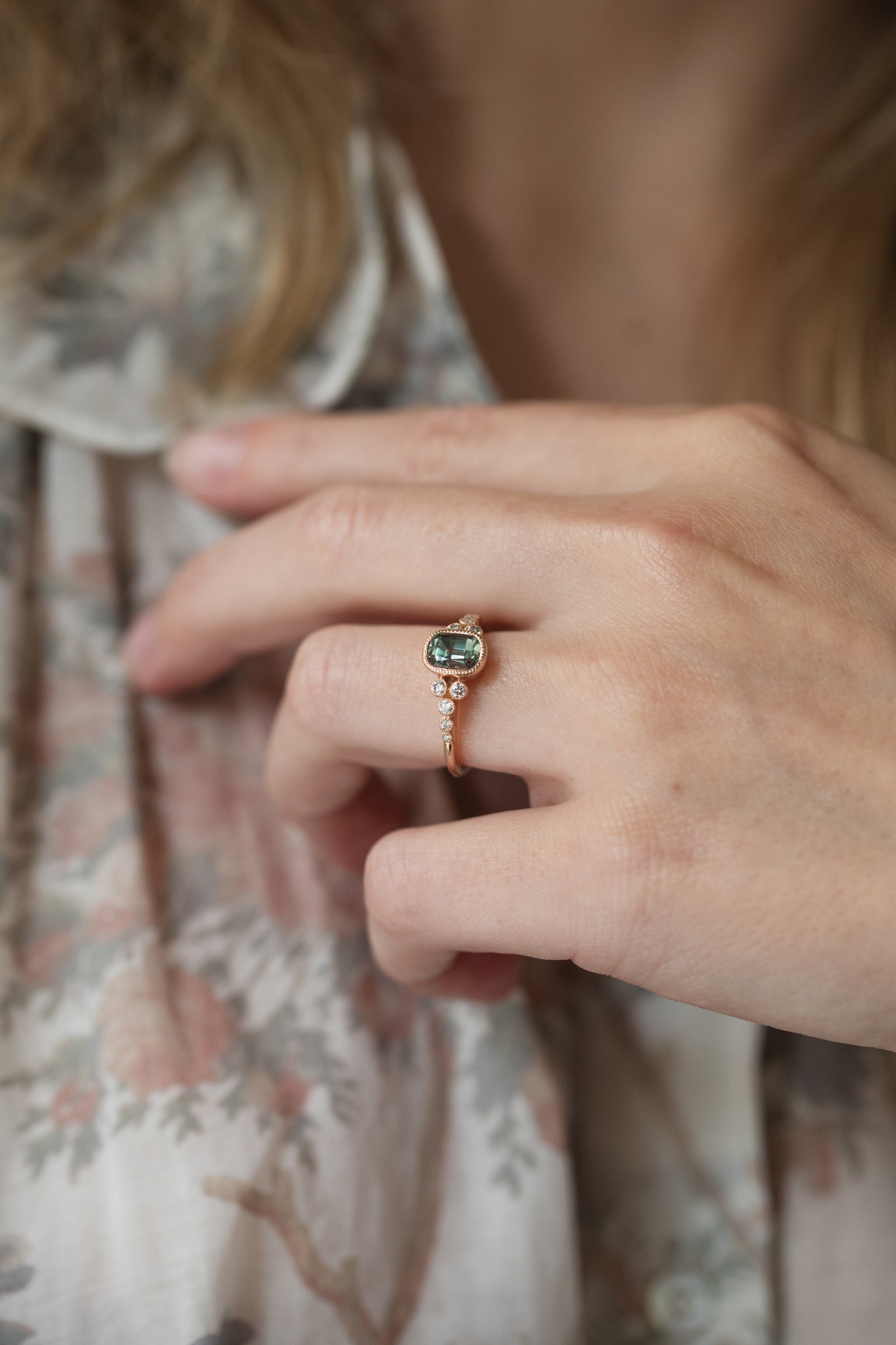 Bague de fiançailles de créateur Pièce unique en or rose et saphir Umba naturel vert kaki et diamant blancs