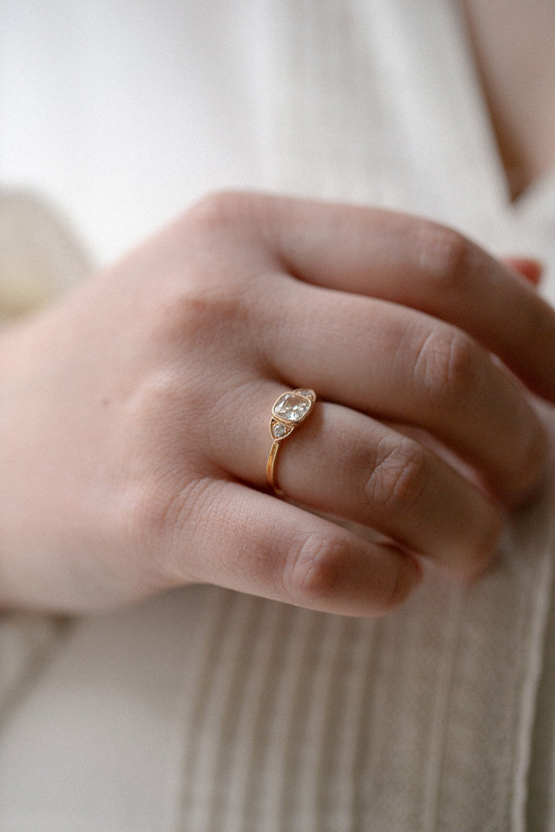 Bague de fiançailles de créateur Pièce unique en or et diamants blancs brillants naturels Myrtille Beck Paris