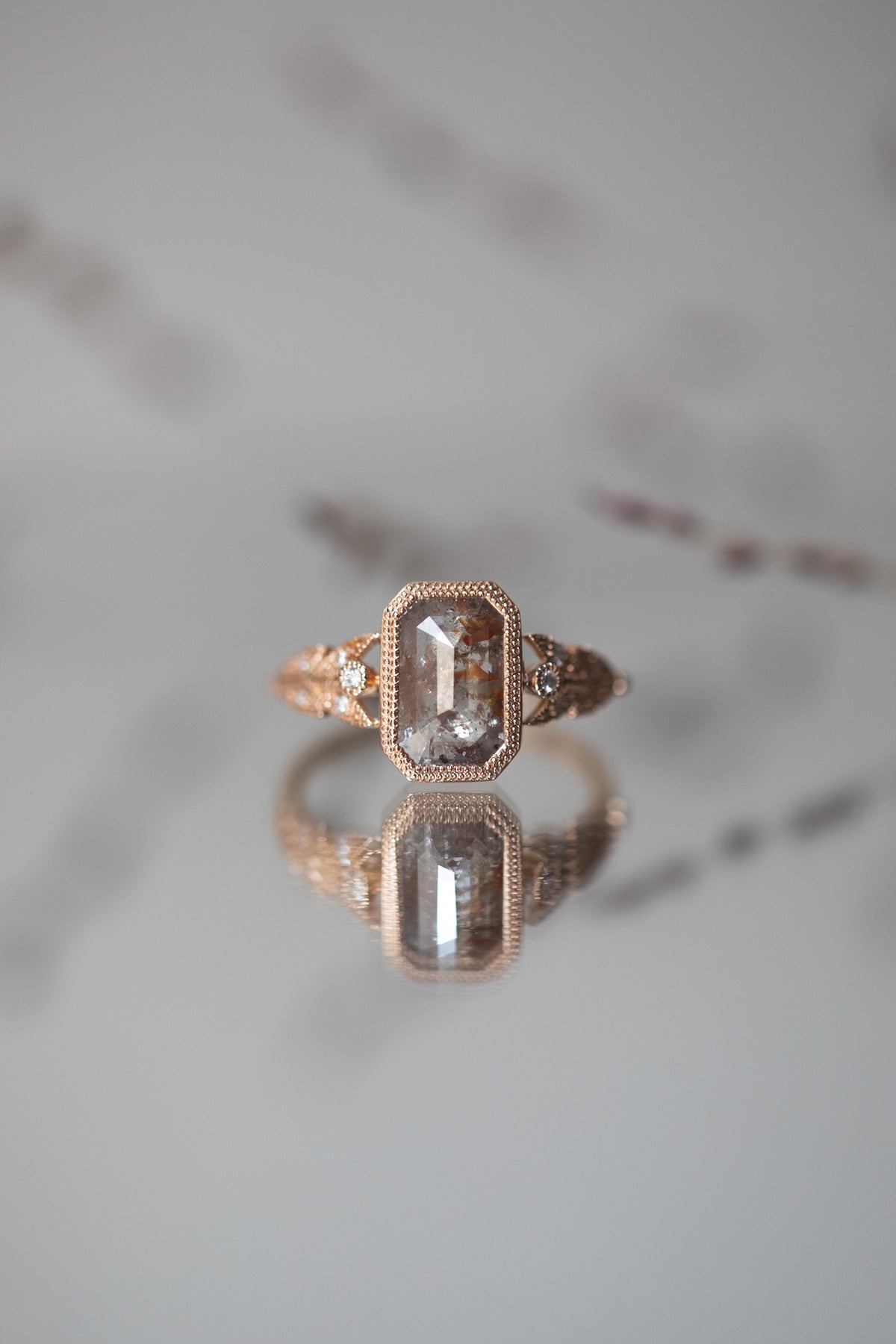 Bijou de créateur bague de fiançailles Pièce unique or rose diamant salt and pepper Myrtille Beck Paris