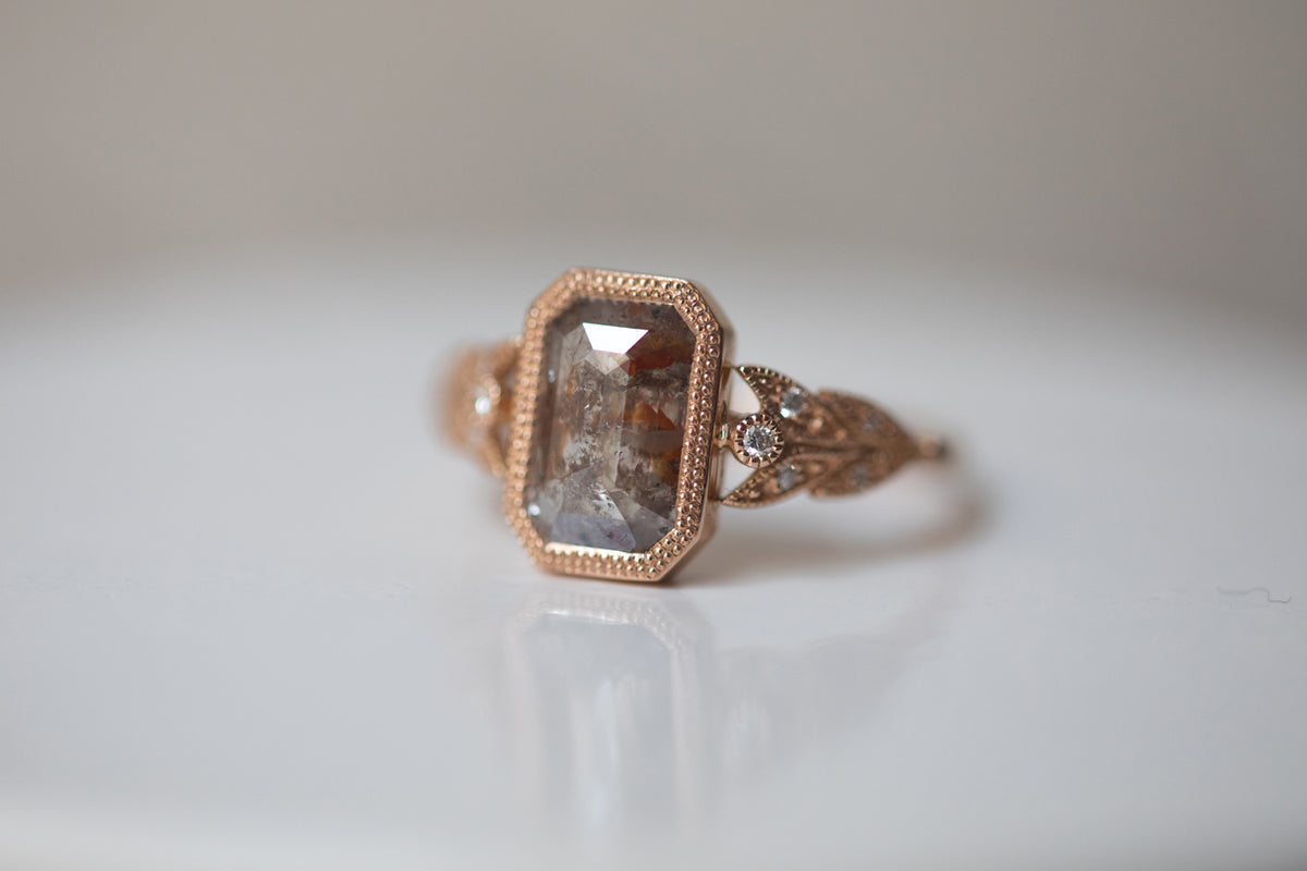 Bijou de créateur bague de fiançailles Pièce unique or rose diamant salt and pepper Myrtille Beck Paris