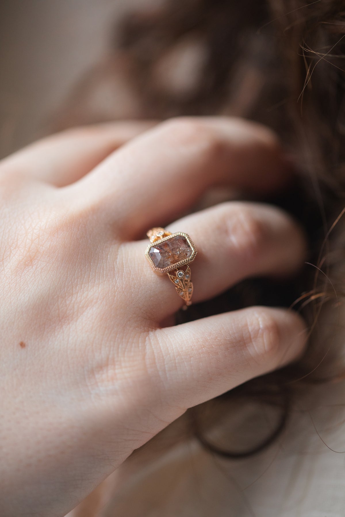Bijou de créateur bague de fiançailles Pièce unique or rose diamant salt and pepper Myrtille Beck Paris