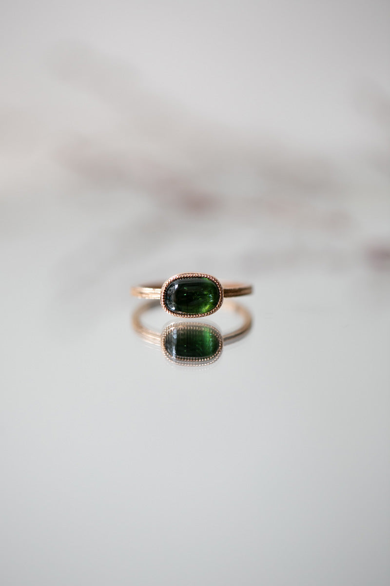 Bague de fiançailles de créateur Pièce unique en or sertie d'une tourmaline verte Myrtille Beck Paris