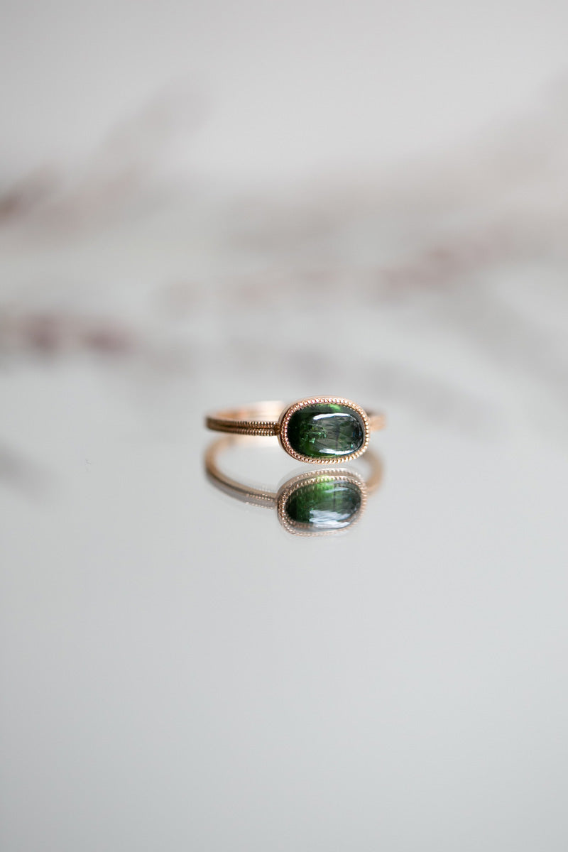 Bague de fiançailles de créateur Pièce unique en or sertie d'une tourmaline verte Myrtille Beck Paris