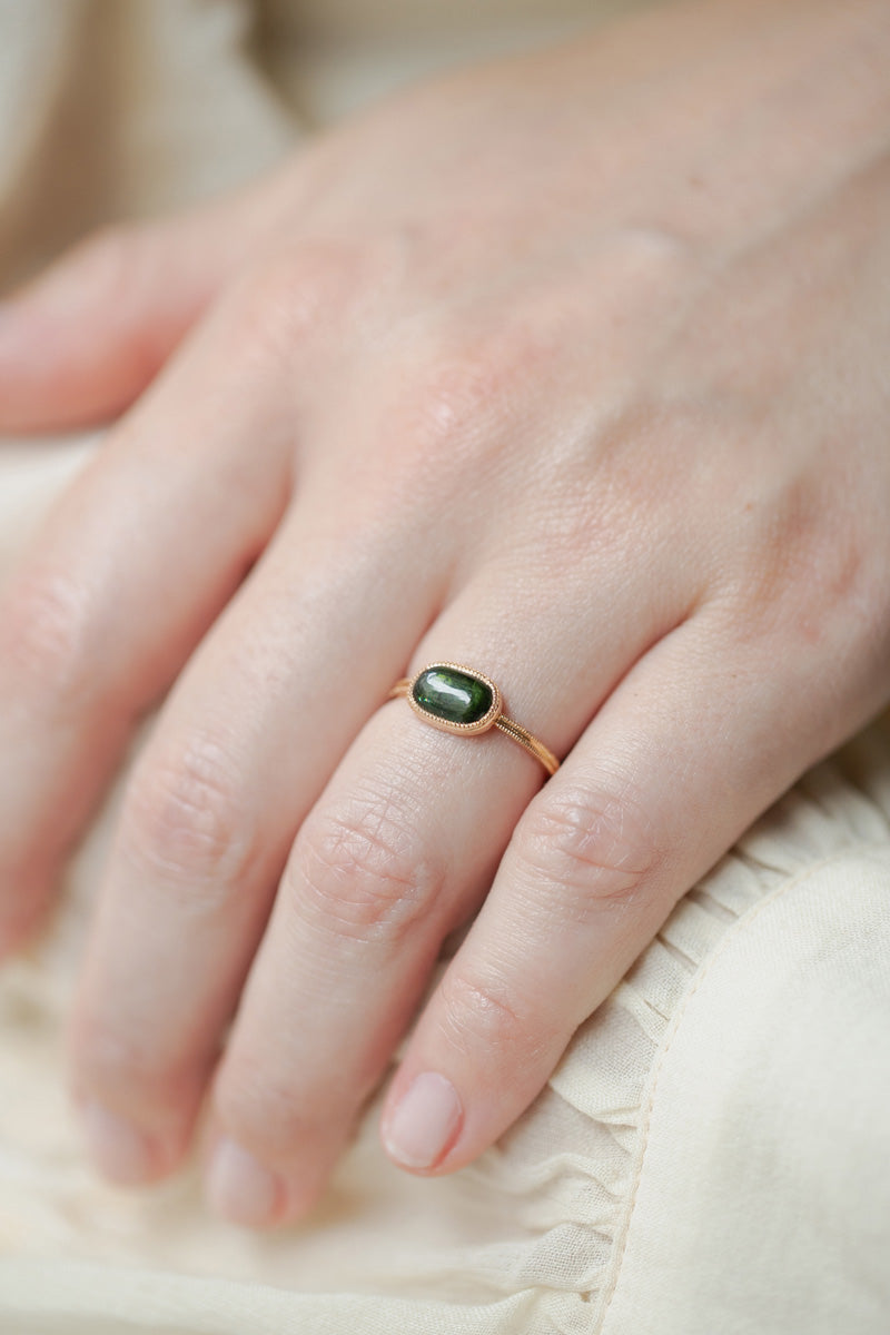 Bague de fiançailles de créateur Pièce unique en or sertie d'une tourmaline verte Myrtille Beck Paris