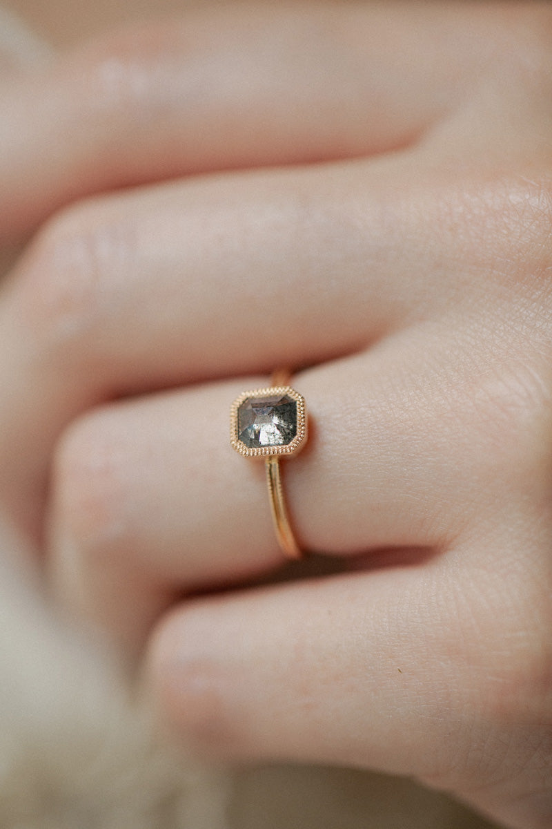 Bijou de créateur Pièce Unique Solitaire en or serti diamant salt and pepper rare Myrtille Beck Paris