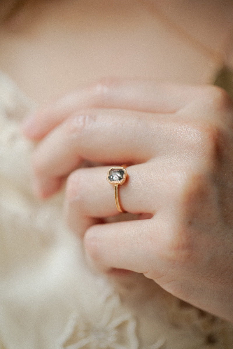 Bijou de créateur Pièce Unique Solitaire en or serti diamant salt and pepper rare Myrtille Beck Paris