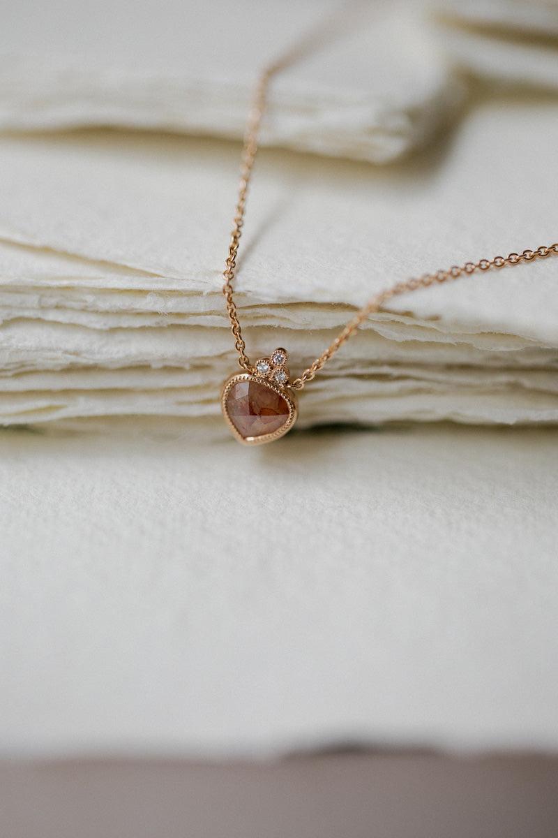 Collier de créateur Pièce unique diamant rare et naturel orange pêche rosecut et diamants blancs brillants Myrtille Beck Paris