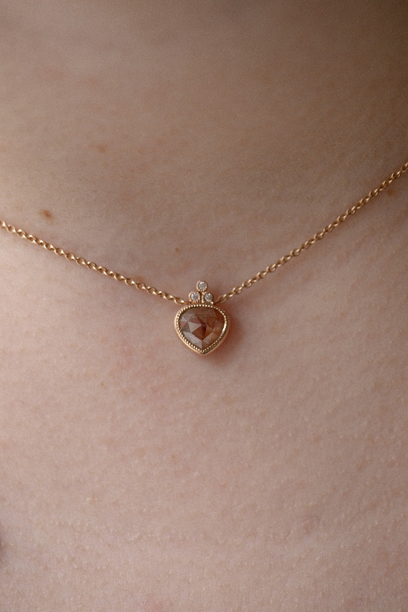 Collier de créateur Pièce unique diamant rare et naturel orange pêche rosecut et diamants blancs brillants Myrtille Beck Paris