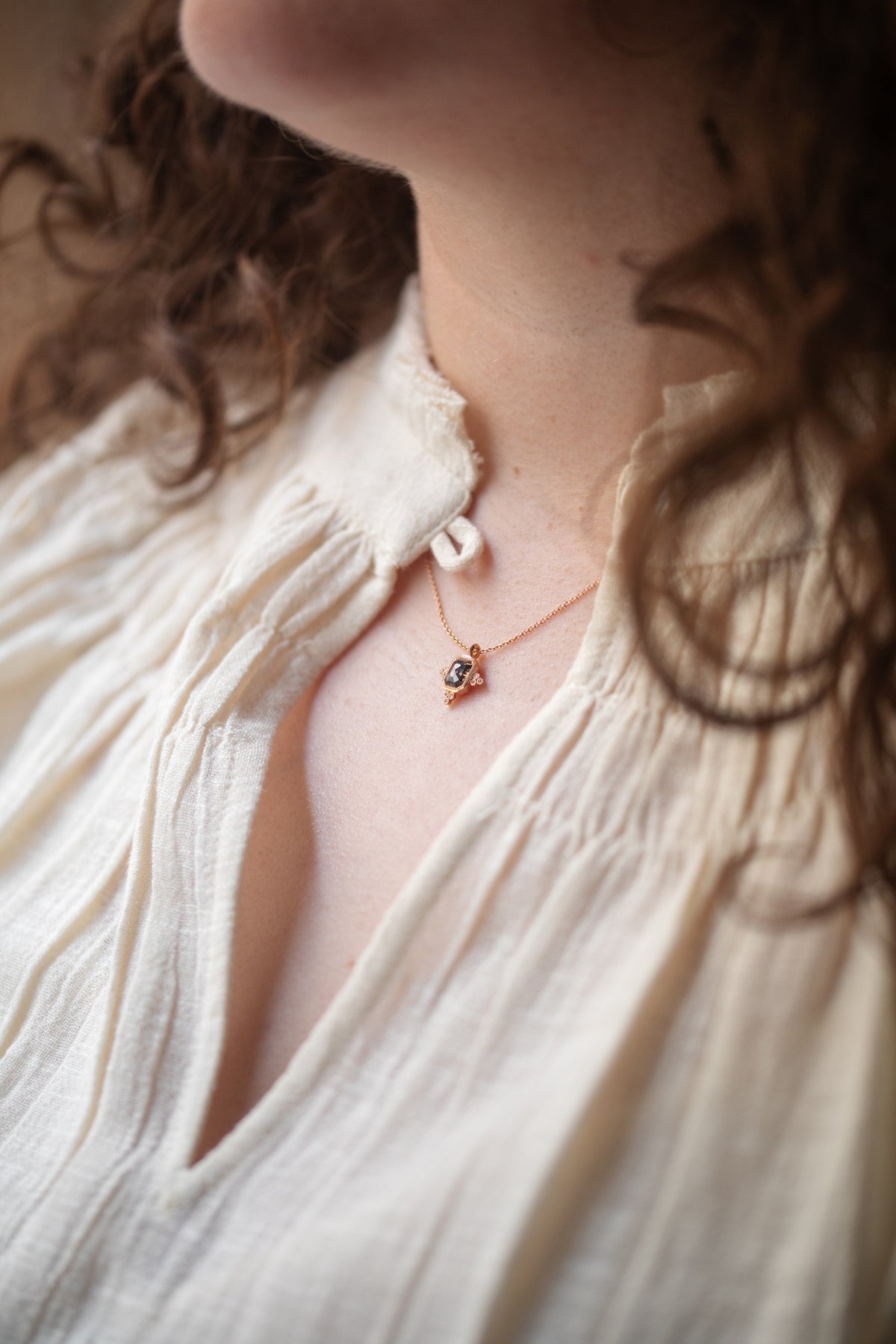 Bijou de créateur Pièce unique collier en or et serti de diamants naturels rares Myrtille Beck Paris