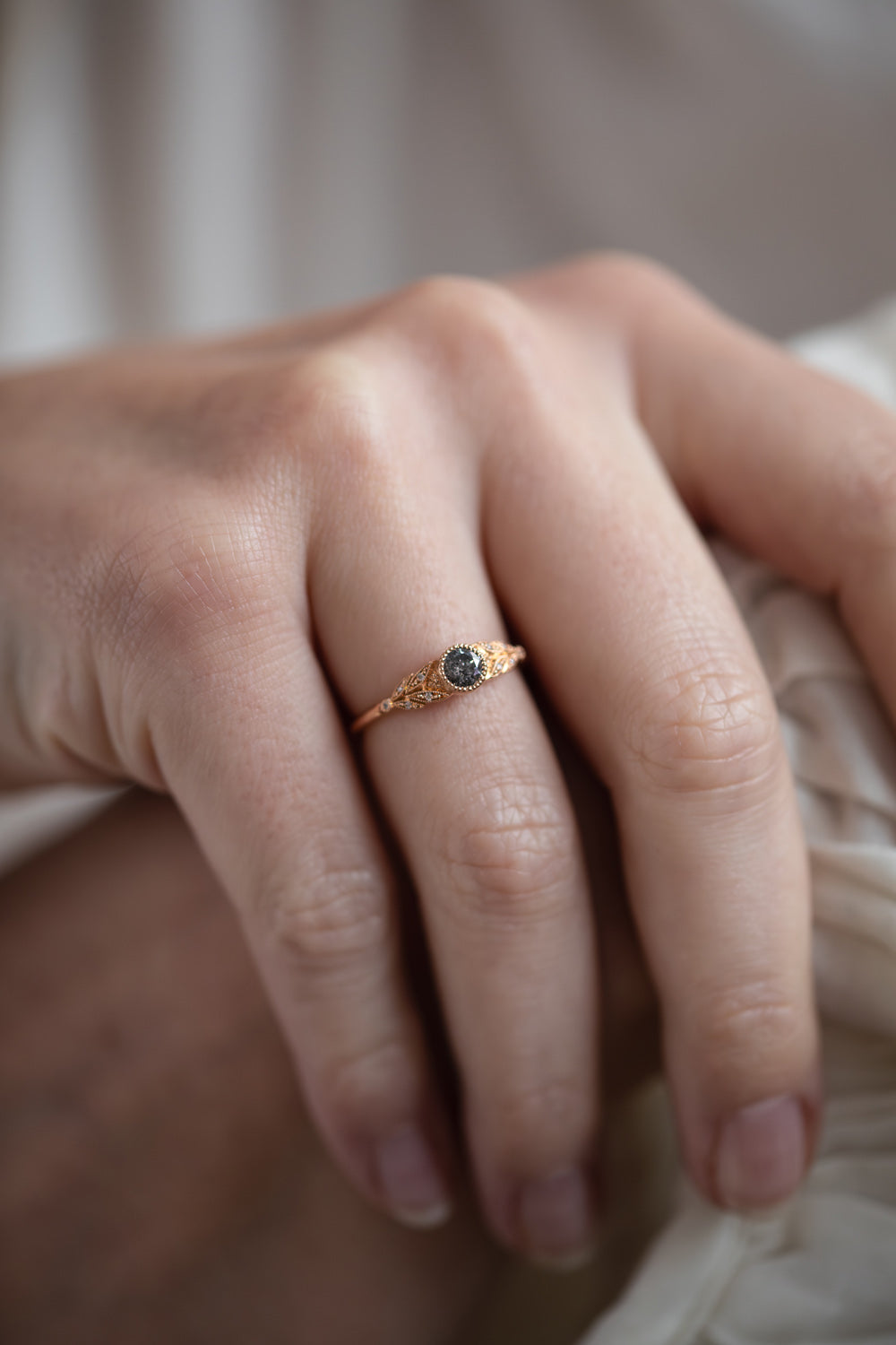Bague de fiançailles de créateur en or diamant salt and pepper Myrtille Beck Paris
