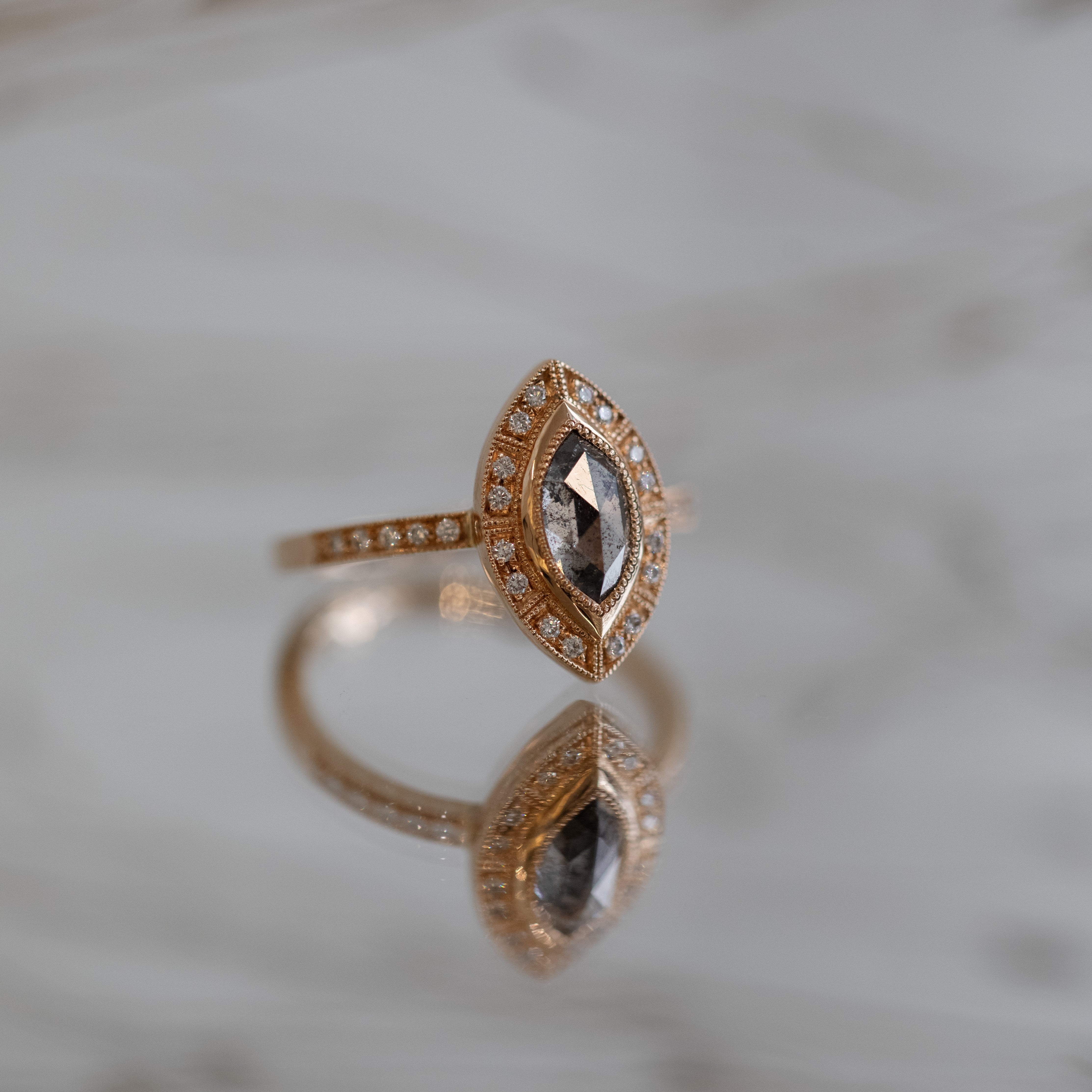 Pièce Unique Aphrodite Navette diamant Salt & Pepper