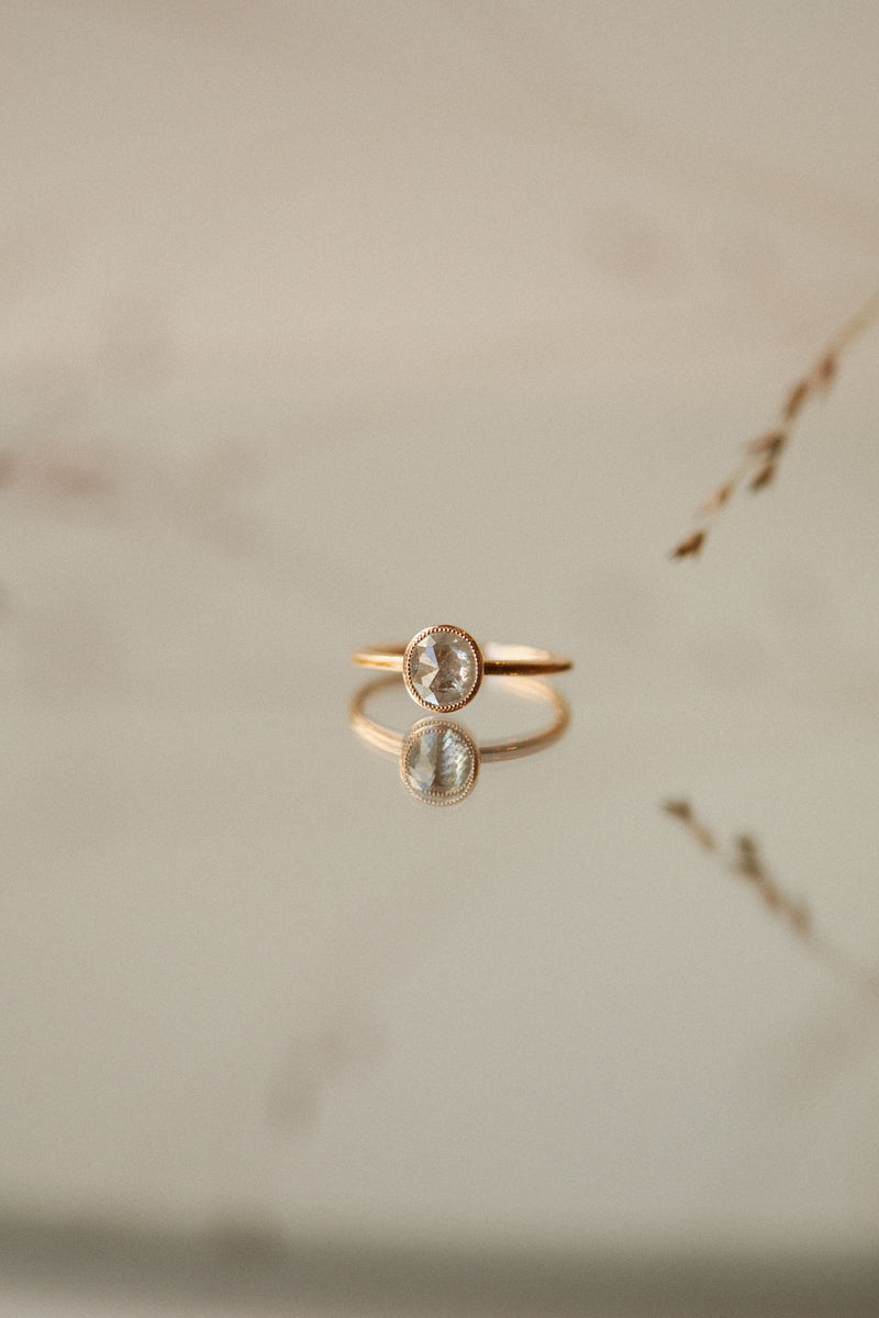 Bague de fiançailles de créateur Pièce unique Solitaire double milgrain Diamant icy rosecut oval